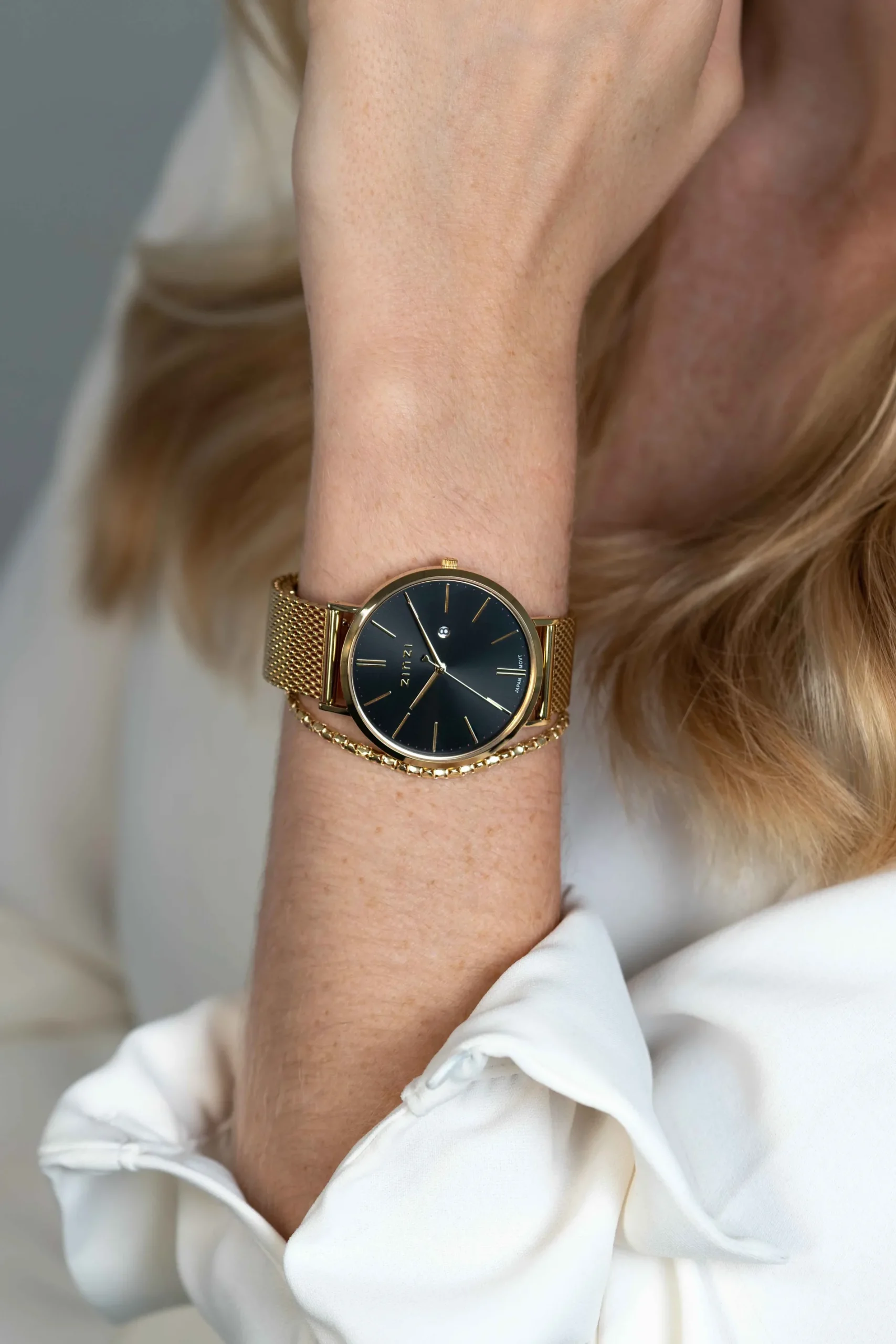 ZINZI Retro horloge 38mm zwarte wijzerplaat en geelgoudkleurige stalen kast stalen mesh band geelgoudkleurig extra dun ZIW443M