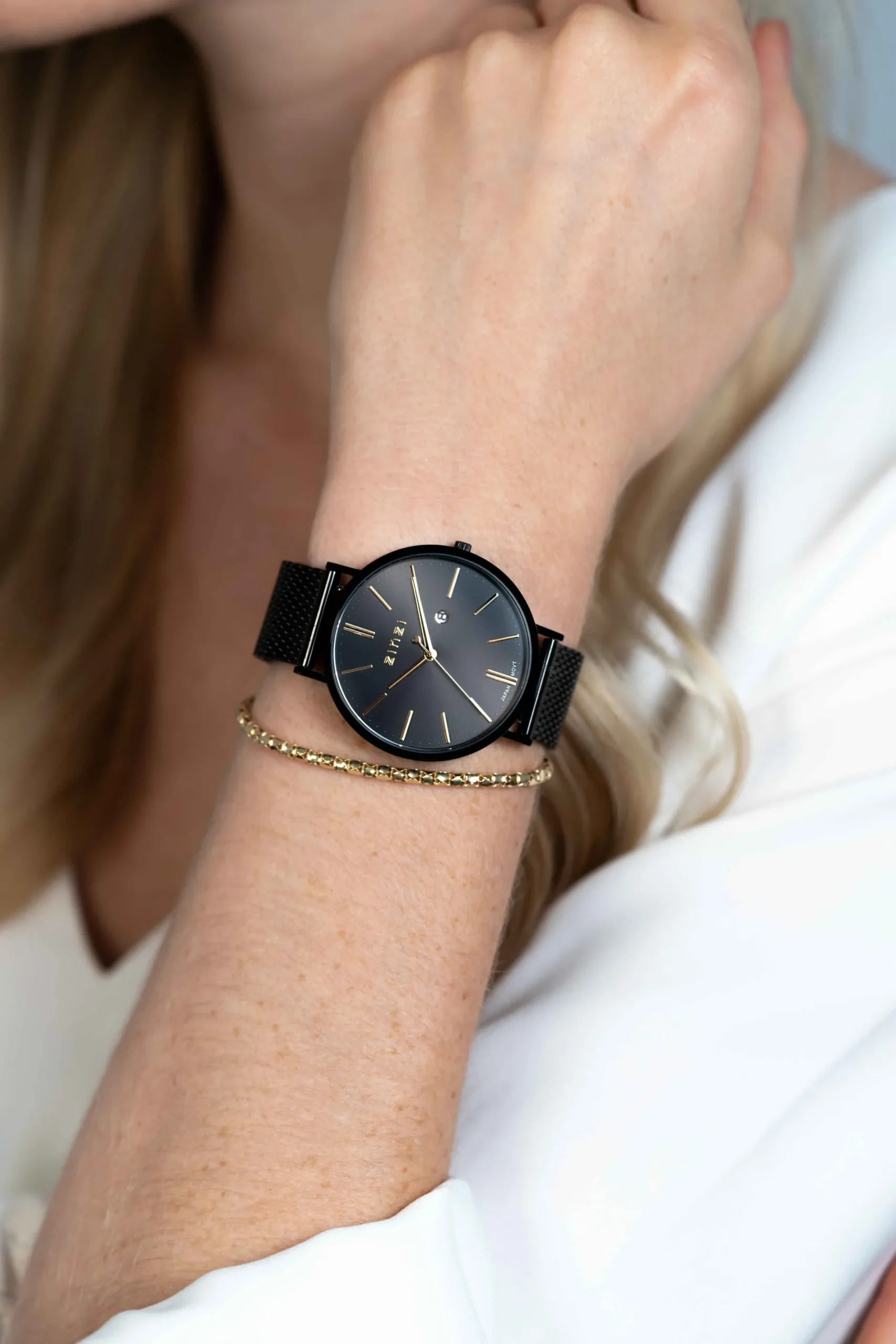 ZINZI Retro horloge 38mm zwarte wijzerplaat, goudkleurige wijzers, zwarte stalen kast, zwarte stalen mesh band extra dun ZIW449M