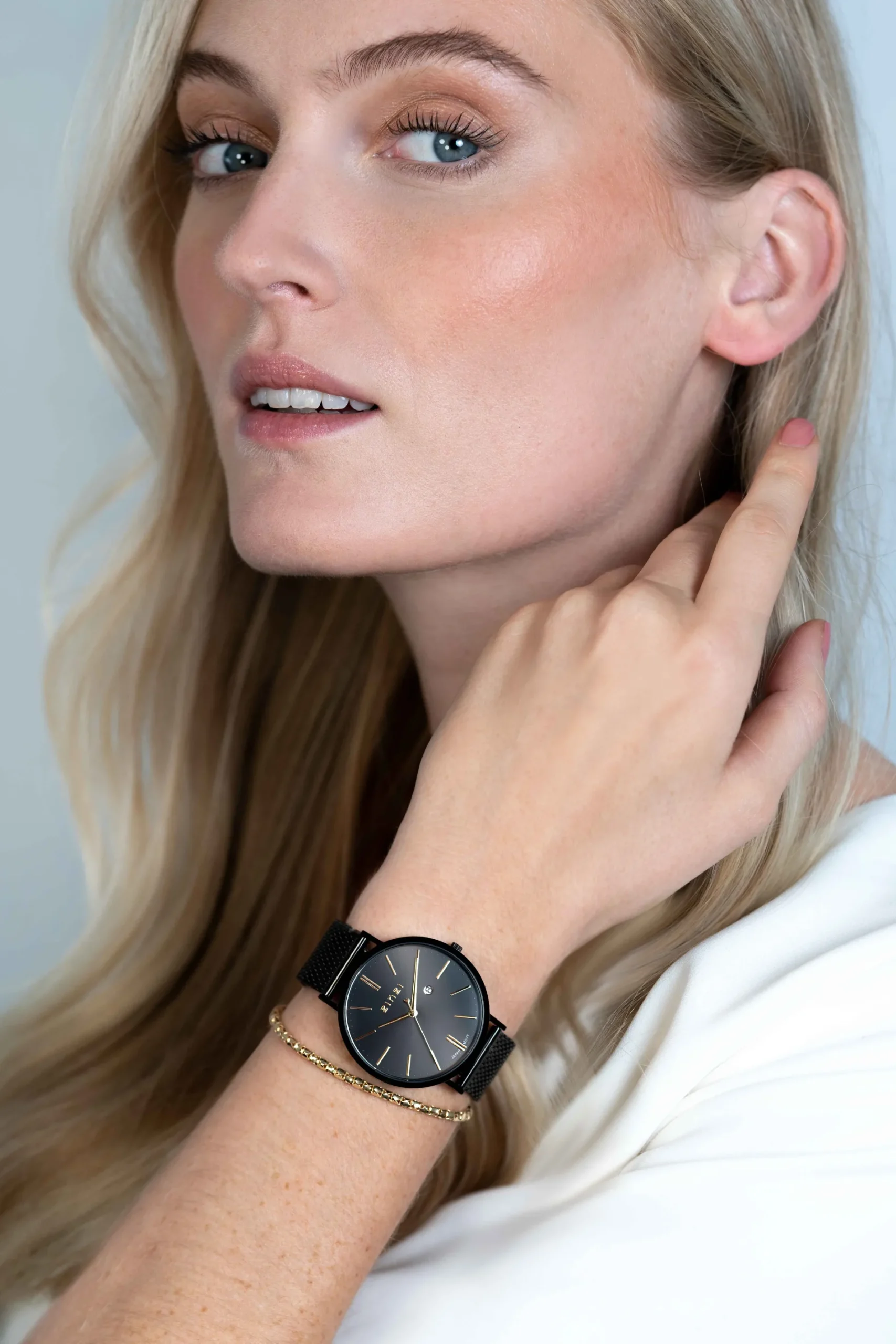 ZINZI Retro horloge 38mm zwarte wijzerplaat, goudkleurige wijzers, zwarte stalen kast, zwarte stalen mesh band extra dun ZIW449M