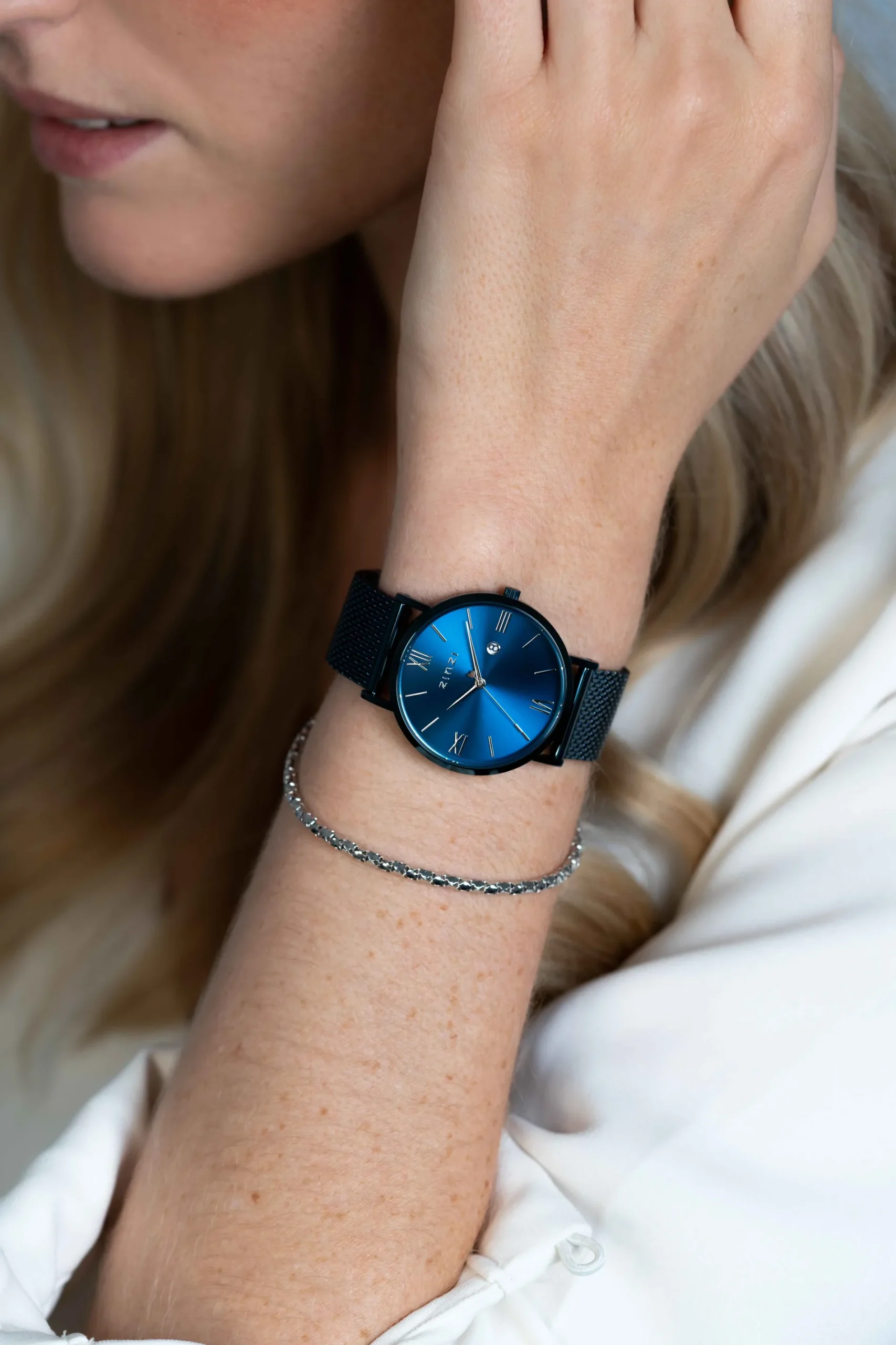 ZINZI Roman horloge blauwgekleurde wijzerplaat en kast met zilverkleurige wijzers blauwe stalen mesh band 34mm extra dun ZIW551M