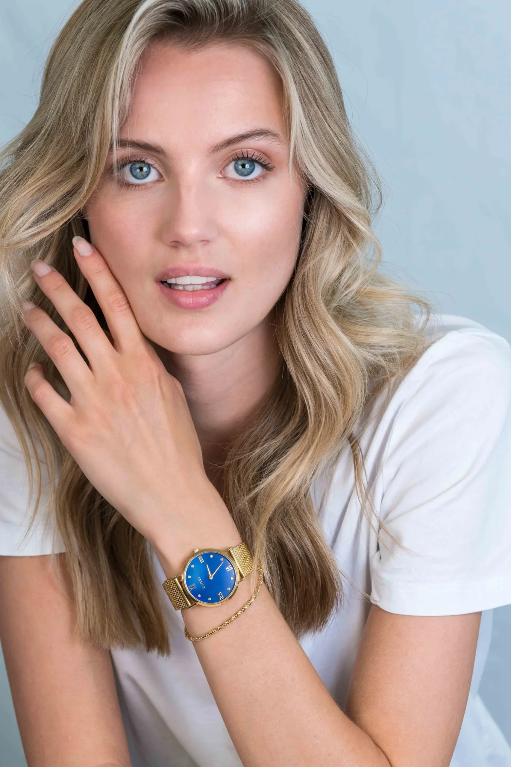 ZINZI Roman horloge donkerblauwe parelmoer wijzerplaat, geelgoudkleurige stalen kast, witte zirconia's bij uuraanduiding, geelgoudkleurige stalen mesh band 34mm extra dun ZIW547M
