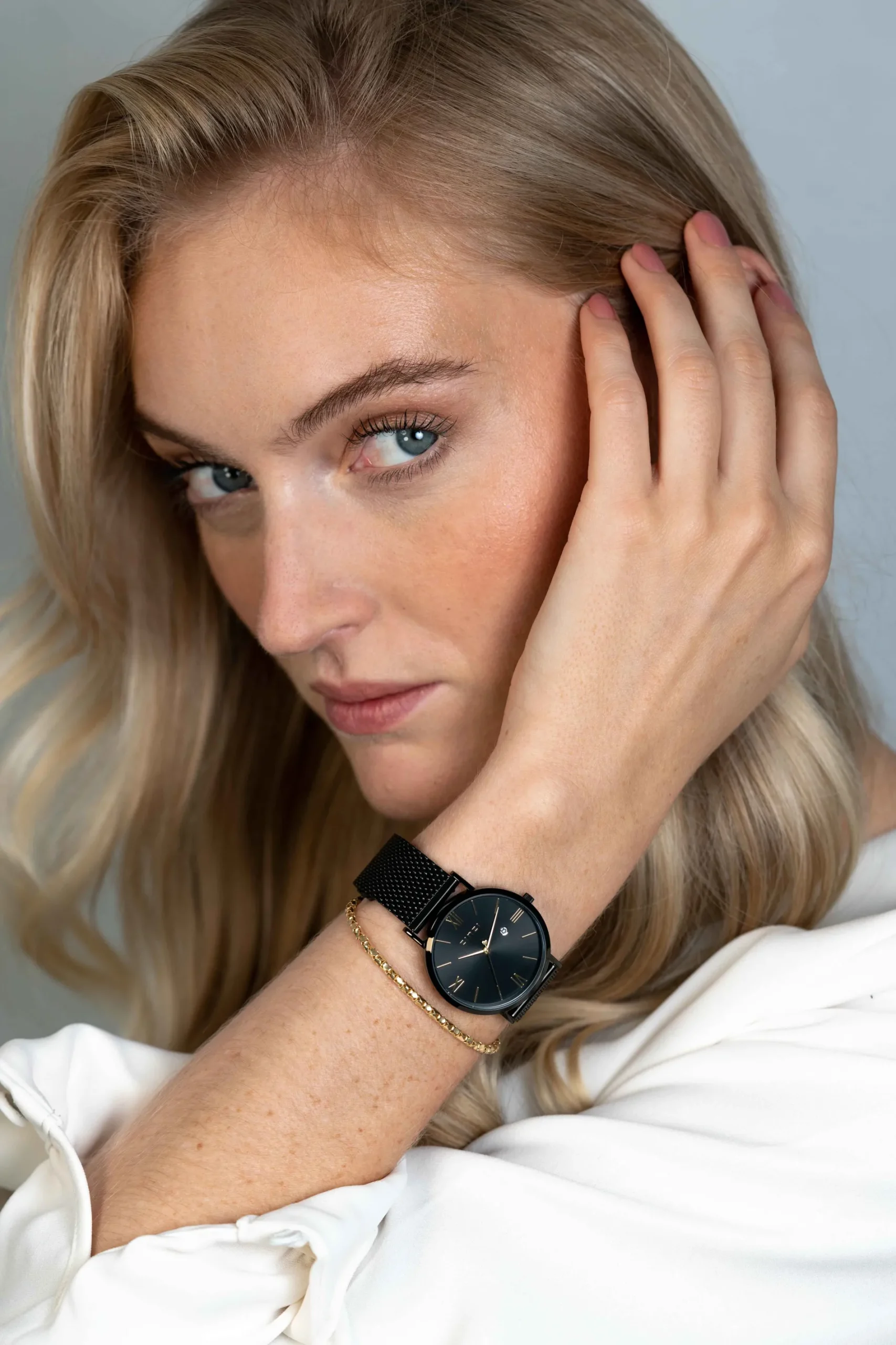ZINZI Roman horloge 34mm zwarte wijzerplaat, zwarte kast met geelvergulde wijzers zwarte stalen mesh band extra dun ZIW549M
