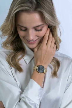 ZINZI Roman horloge zwarte wijzerplaat, witte zirconia's bij uuraanduiding, goudkleurige stalen mesh band 34mm ZIW543M