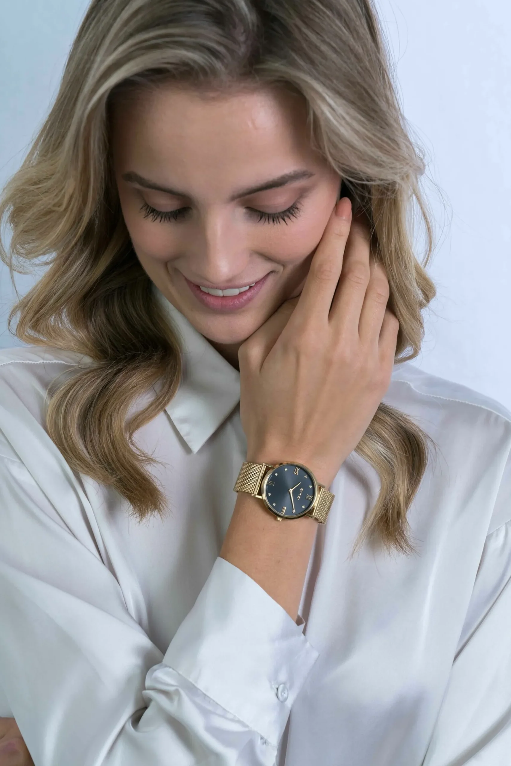 ZINZI Roman horloge zwarte wijzerplaat, witte zirconia's bij uuraanduiding, goudkleurige stalen mesh band 34mm ZIW543M