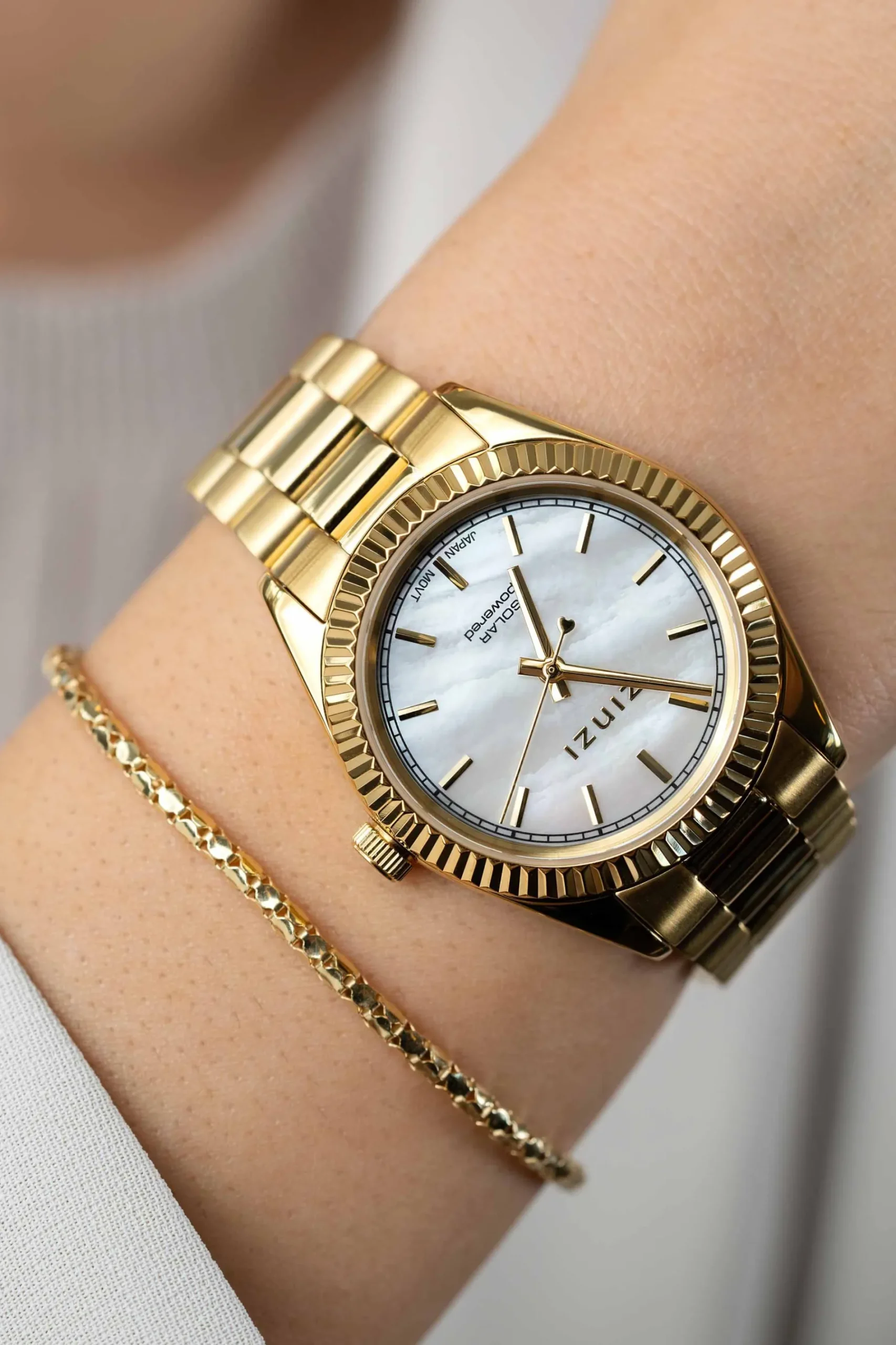 ZINZI Solaris horloge met witte parelmoer wijzerplaat, stalen geelgoudkleurige kast 35mm en stalen band met clip-sluiting. Het Japanse uurwerk loopt op zon- en kunstlicht ZIW2134
