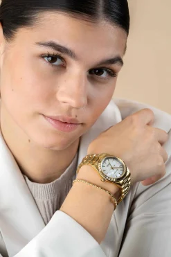 ZINZI Solaris horloge met witte parelmoer wijzerplaat, stalen geelgoudkleurige kast 35mm en stalen band met clip-sluiting. Het Japanse uurwerk loopt op zon- en kunstlicht ZIW2134