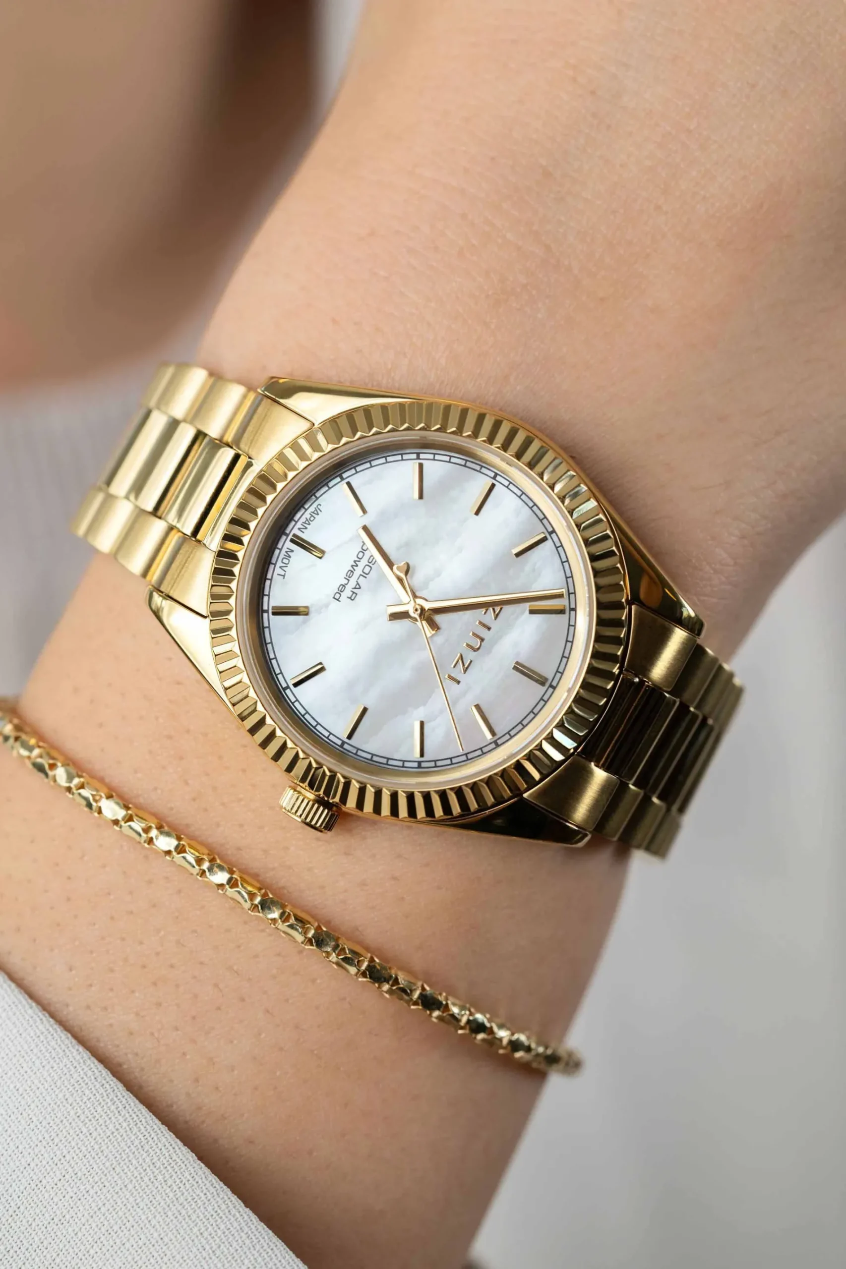 ZINZI Solaris horloge met witte parelmoer wijzerplaat, stalen geelgoudkleurige kast 35mm en stalen band met clip-sluiting. Het Japanse uurwerk loopt op zon- en kunstlicht ZIW2134
