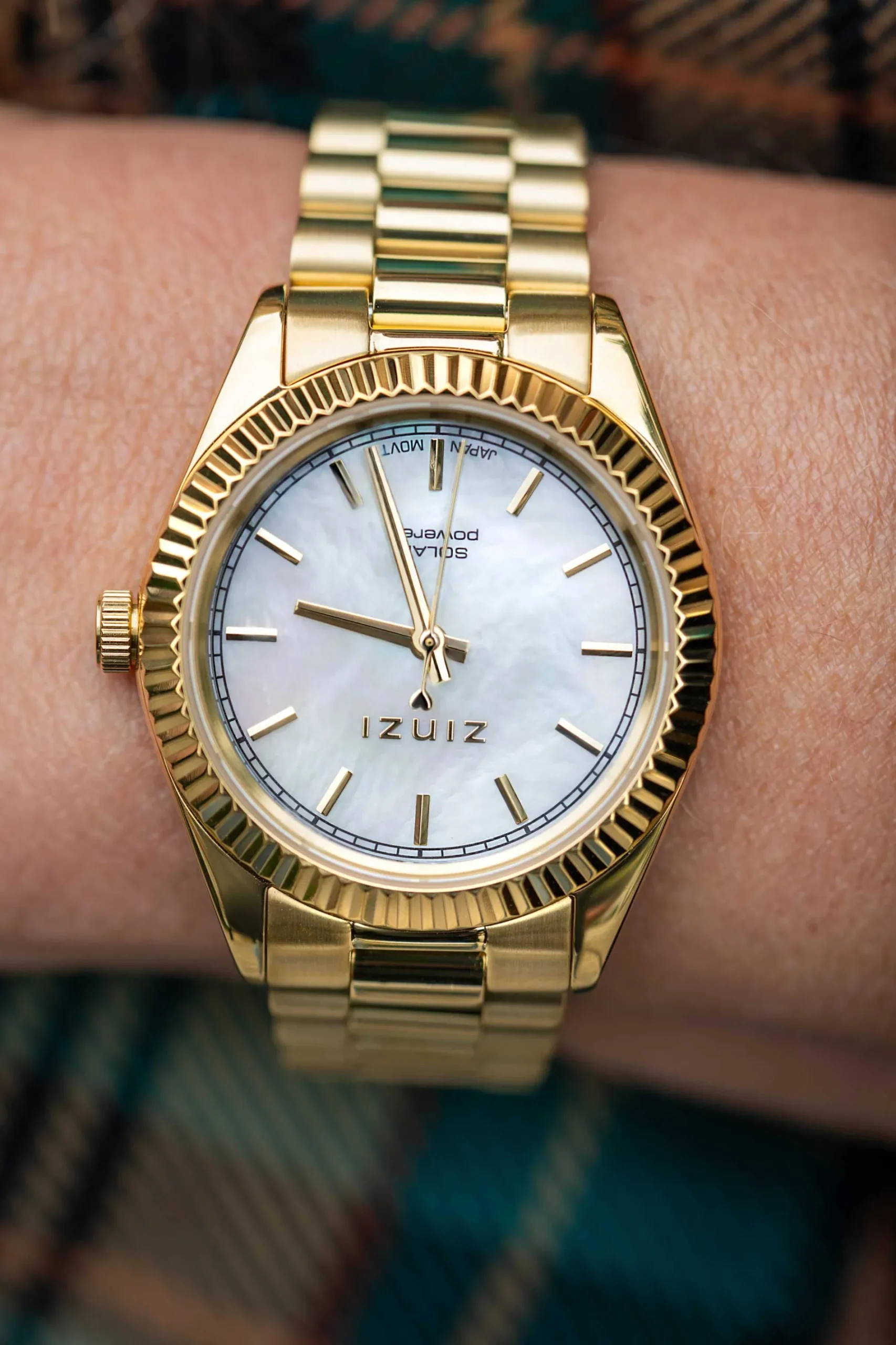ZINZI Solaris horloge met witte parelmoer wijzerplaat, stalen geelgoudkleurige kast 35mm en stalen band met clip-sluiting. Het Japanse uurwerk loopt op zon- en kunstlicht ZIW2134
