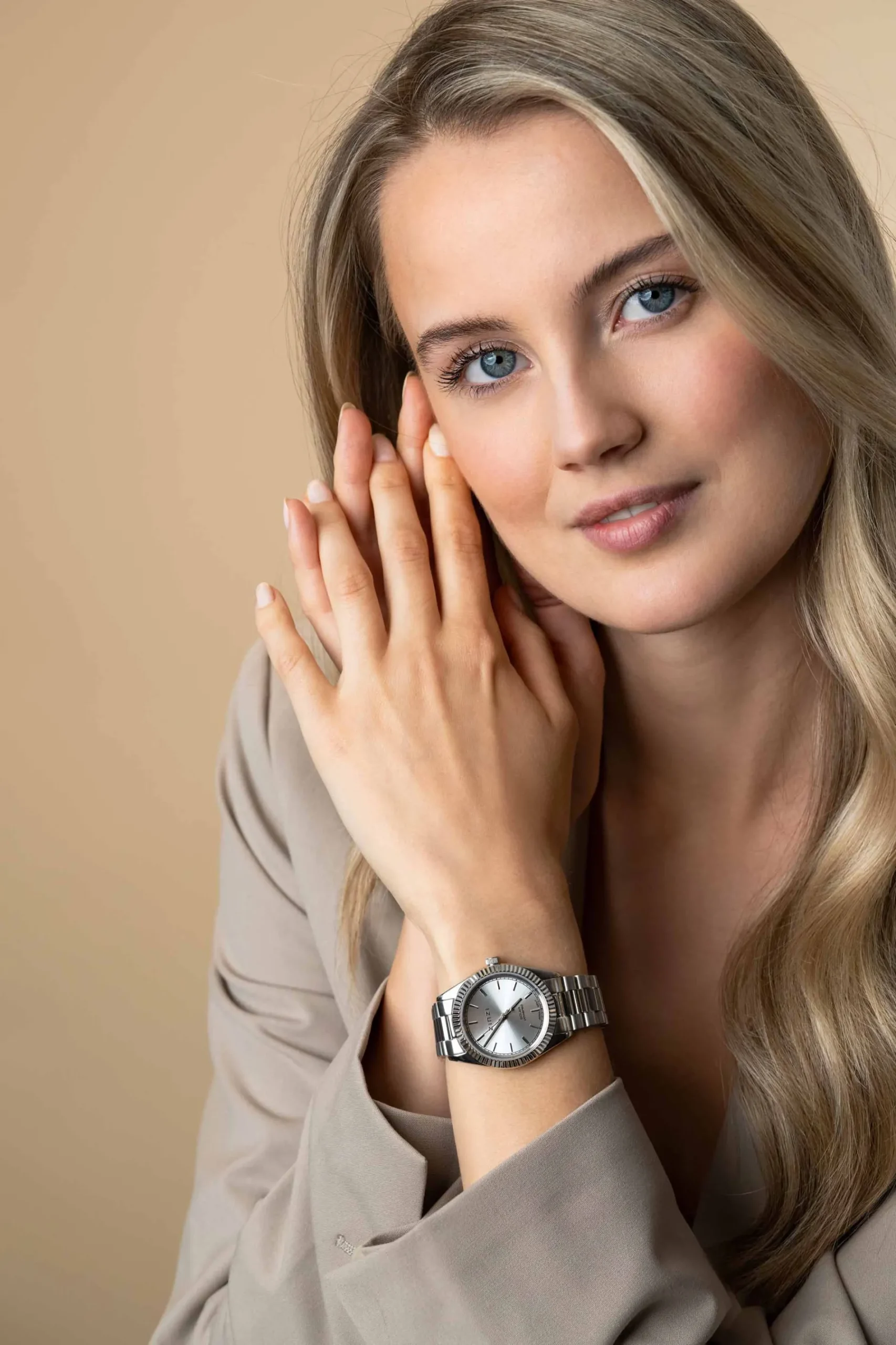 ZINZI Solaris horloge met zilverkleurige wijzerplaat, stalen kast 35mm en stalen band met clip-sluiting. Het Japanse uurwerk loopt op zon- en kunstlicht ZIW2102