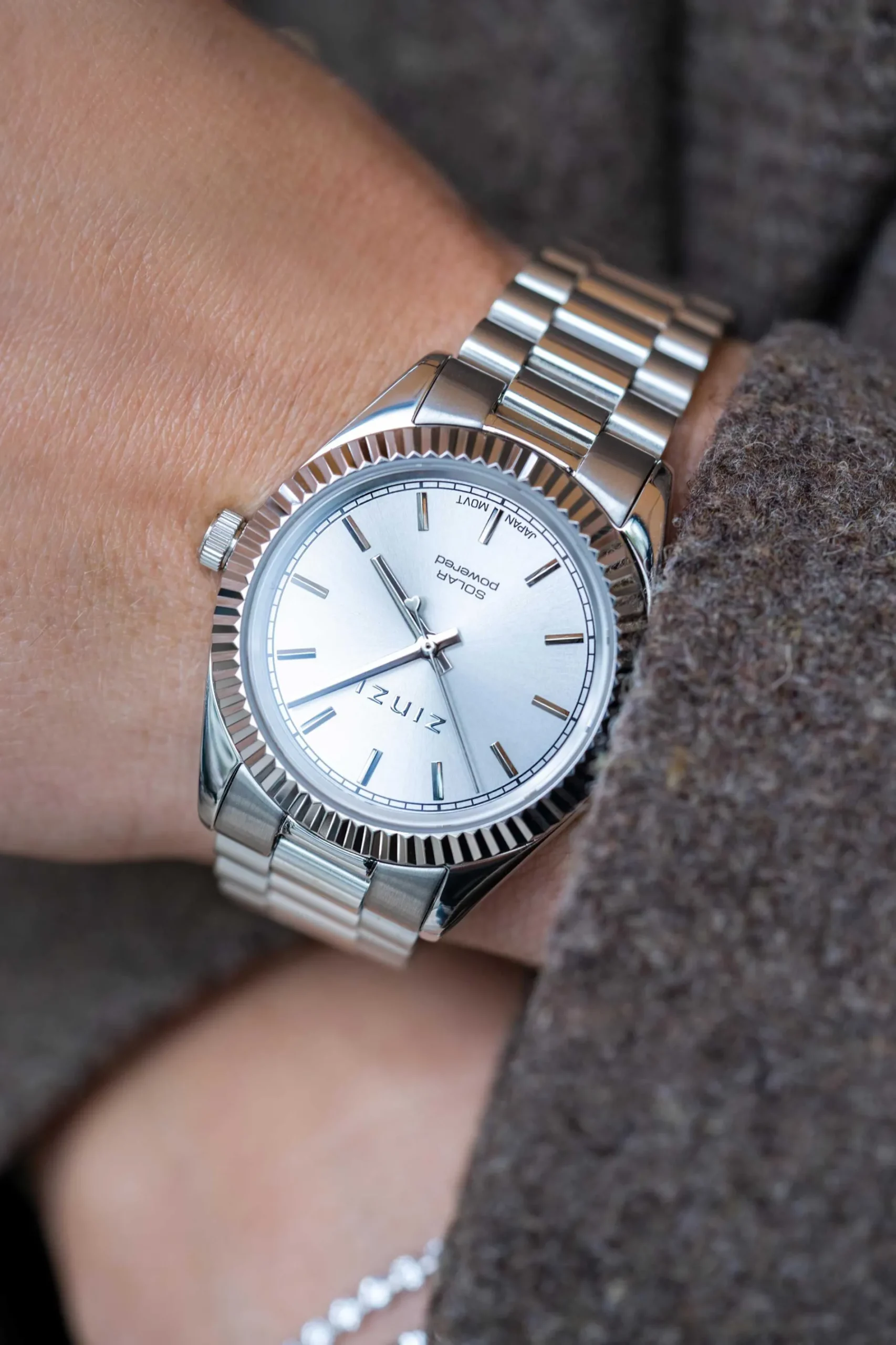 ZINZI Solaris horloge met zilverkleurige wijzerplaat, stalen kast 35mm en stalen band met clip-sluiting. Het Japanse uurwerk loopt op zon- en kunstlicht ZIW2102