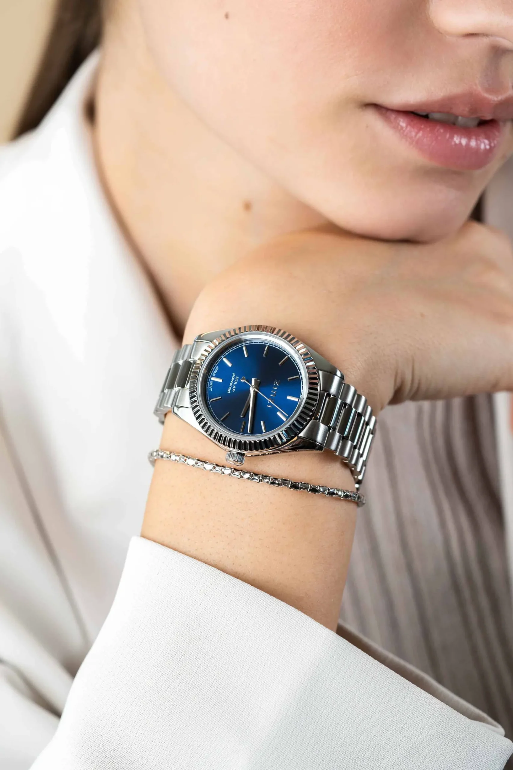 ZINZI Solaris horloge met blauwe wijzerplaat, stalen kast 35mm en stalen band met clip-sluiting. Het Japanse uurwerk loopt op zon- en kunstlicht ZIW2155