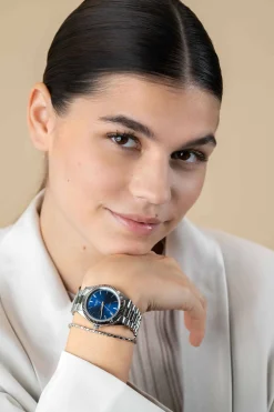 ZINZI Solaris horloge met blauwe wijzerplaat, stalen kast 35mm en stalen band met clip-sluiting. Het Japanse uurwerk loopt op zon- en kunstlicht ZIW2155