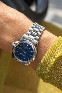 ZINZI Solaris horloge met blauwe wijzerplaat, stalen kast 35mm en stalen band met clip-sluiting. Het Japanse uurwerk loopt op zon- en kunstlicht ZIW2155