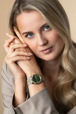 ZINZI Solaris horloge met groene wijzerplaat, stalen bicolor kast 35mm en stalen bicolor band met clip-sluiting. Het Japanse uurwerk loopt op zon- en kunstlicht ZIW2135