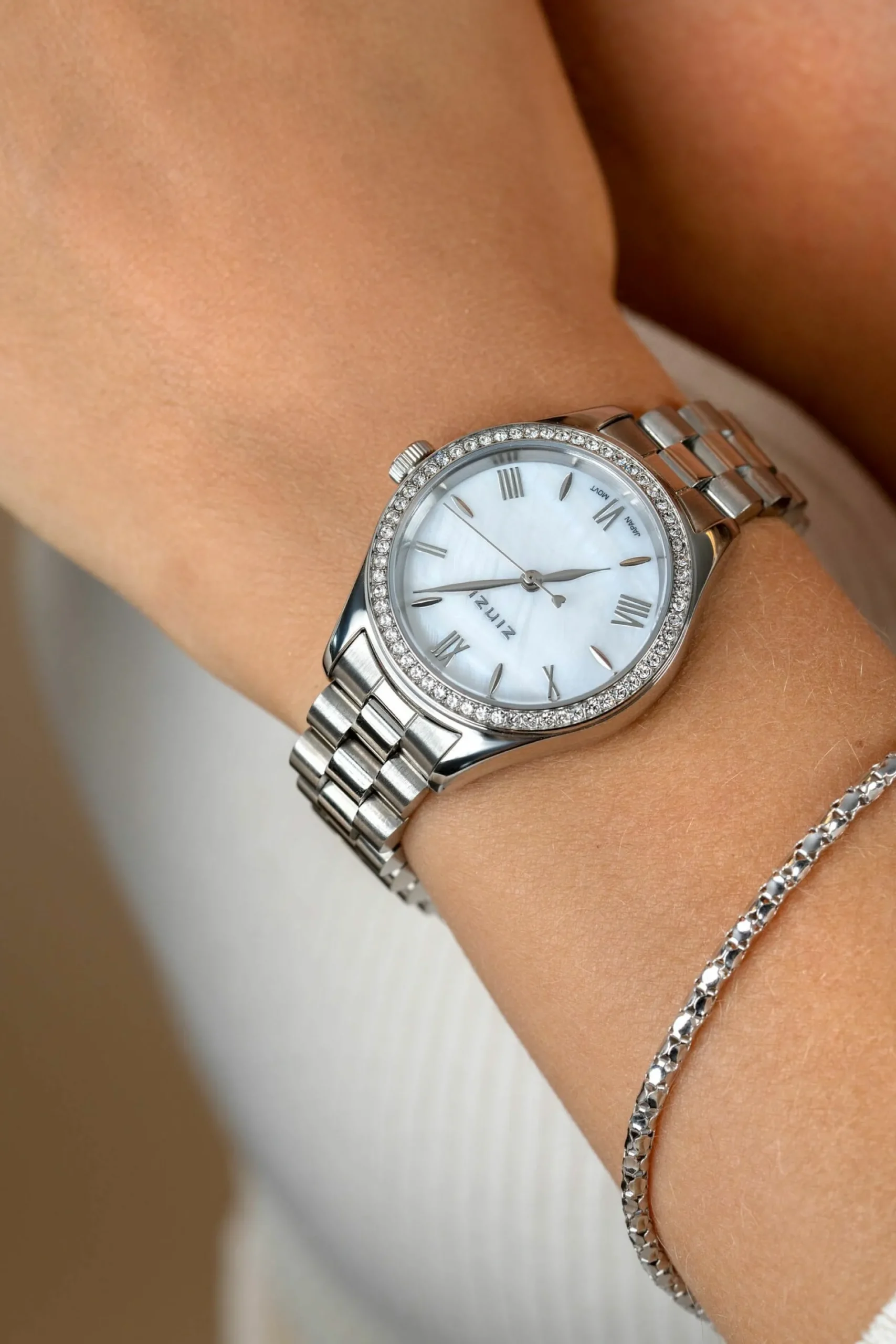 ZINZI Tresor horloge 32mm bezet met witte zirkonia's, parelmoer wijzerplaat en zilverkleurige stalen kast en schakelband ZIW2417