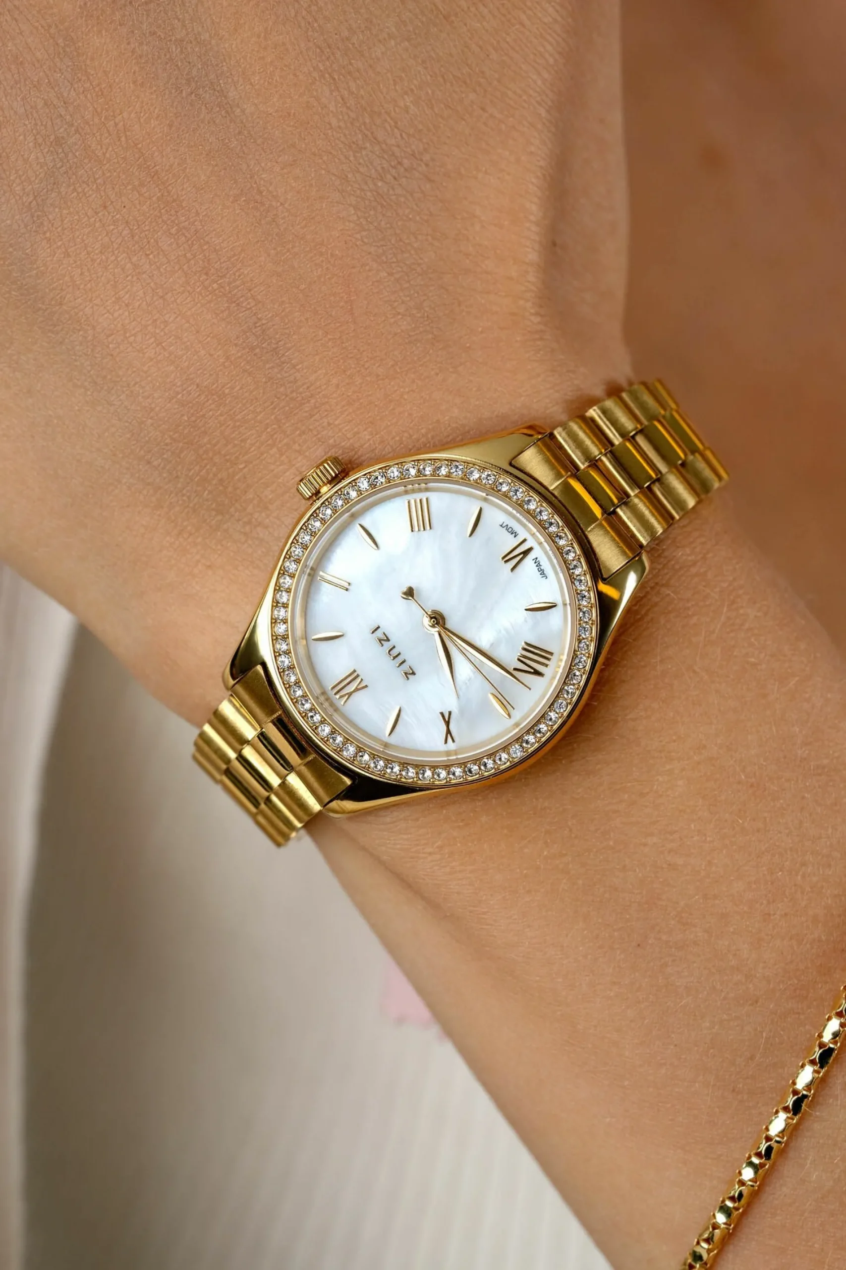 ZINZI Tresor horloge 32mm bezet met witte zirkonia's, parelmoer wijzerplaat en goudkleurige stalen kast en schakelband ZIW2434