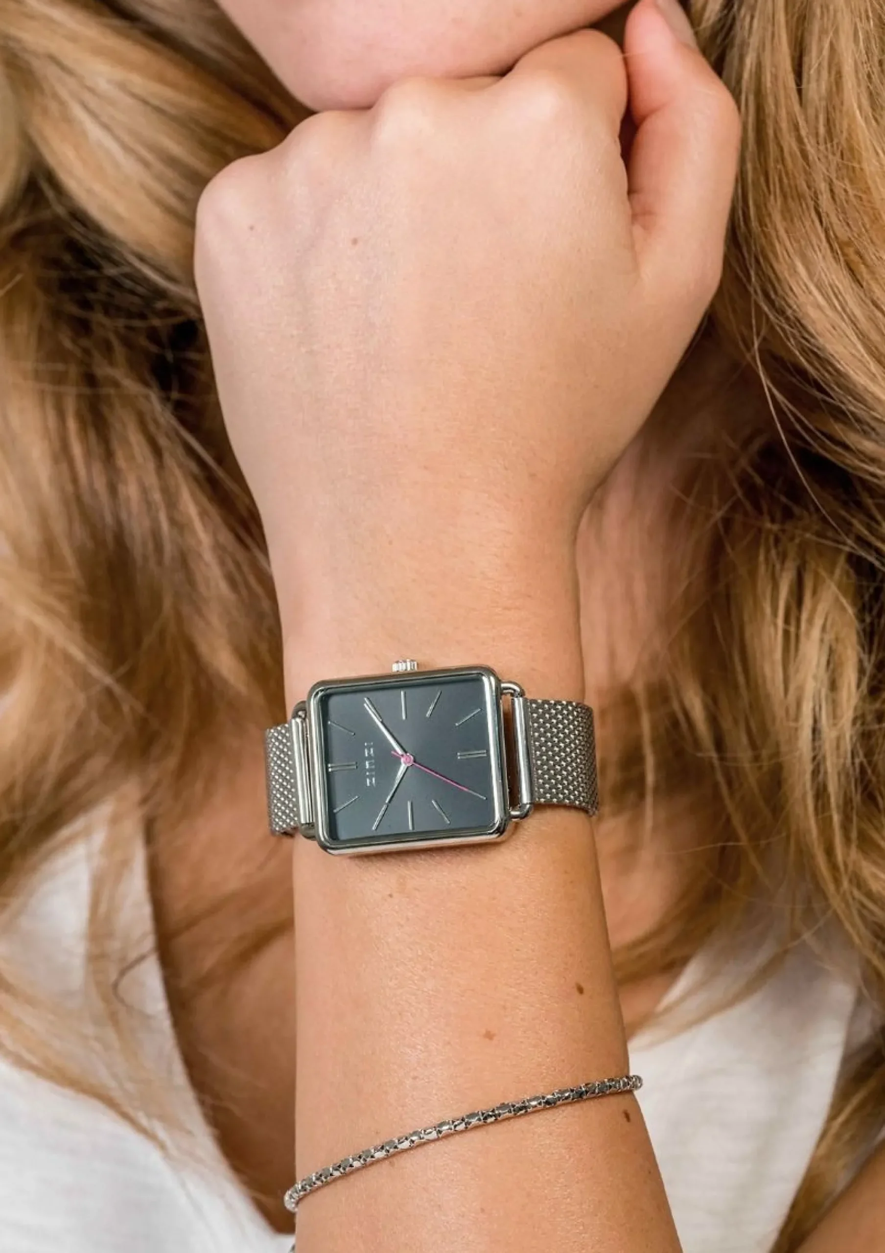 ZINZI Vintage Retro horloge zwarte wijzerplaat en rechthoekige kast stalen mesh band 34mm extra dun ZIW901M