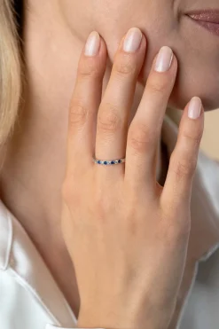 ZINZI zilveren aanschuifring 2mm breed in chatonzettingen bezet met donkerblauwe kleurstenen en witte zirconia's ZIR2559