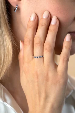 ZINZI zilveren aanschuifring 2mm breed in chatonzettingen bezet met donkerblauwe kleurstenen en witte zirconia's ZIR2559