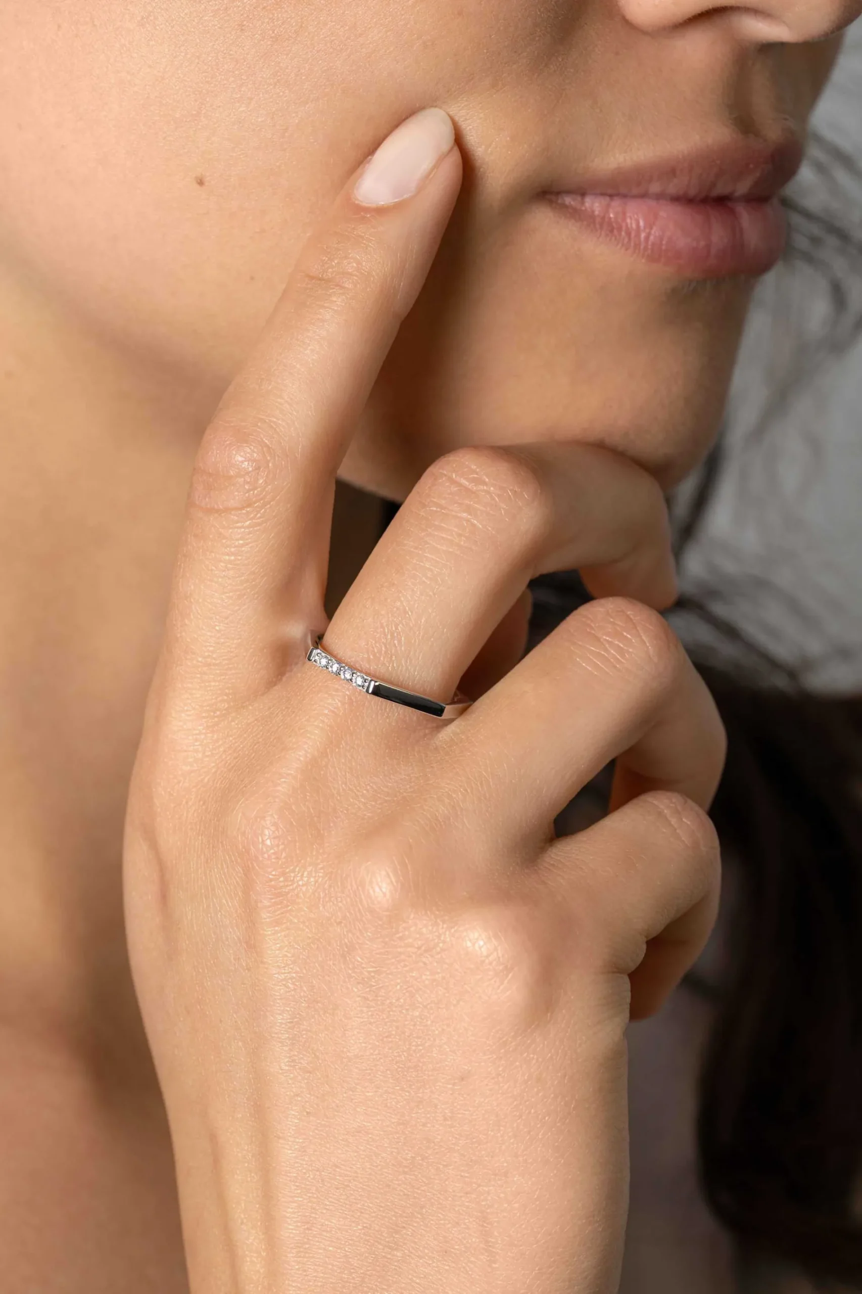 ZINZI zilveren aanschuifring zeshoek gladde buis 2mm bezet met witte zirconia's ZIR2492