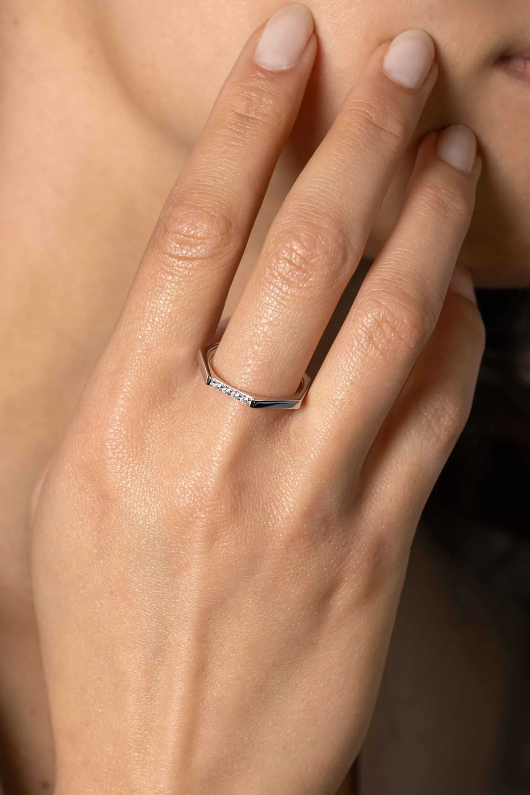 ZINZI zilveren aanschuifring zeshoek gladde buis 2mm bezet met witte zirconia's ZIR2492