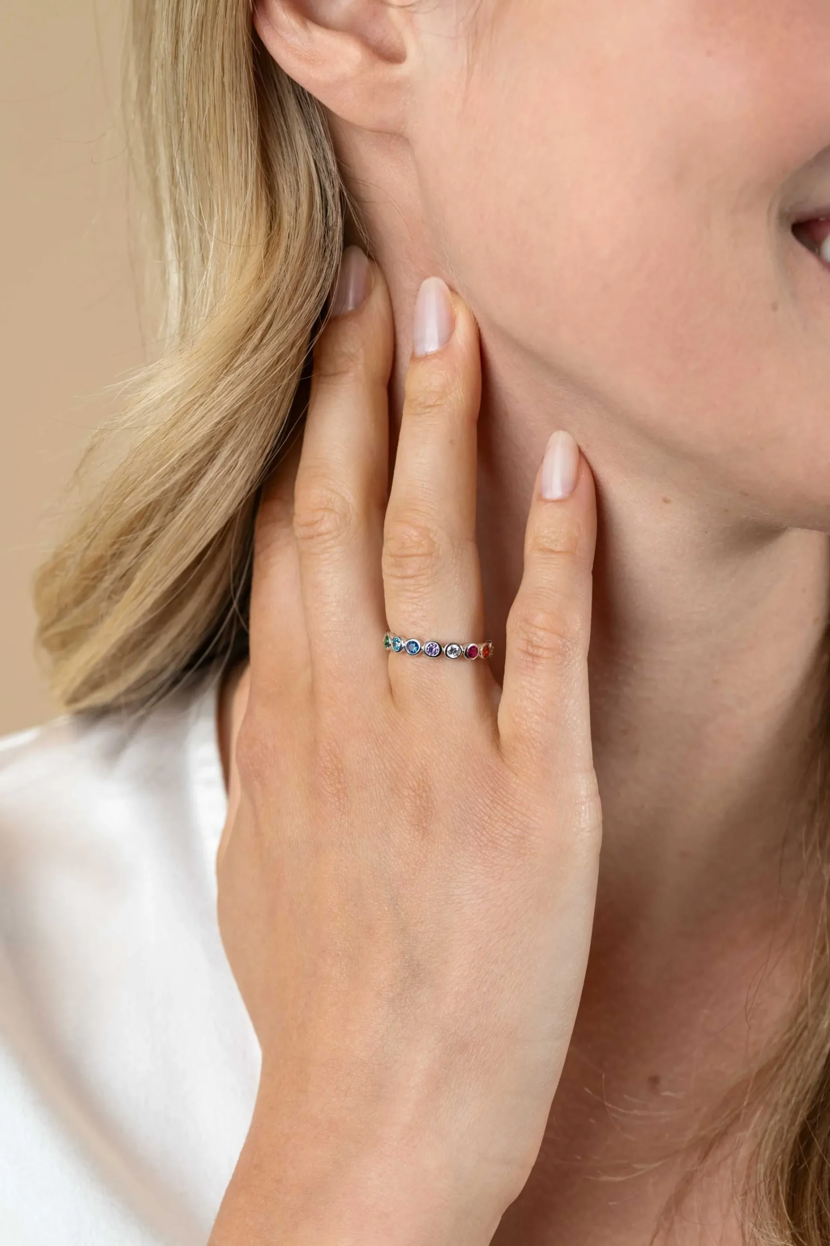 ZINZI zilveren aanschuifring met regenboog kleurstenen in ronde kastzettingen 3mm breed ZIR2599