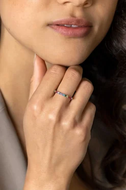 ZINZI zilveren aanschuifring 2mm breed met een symbolische regenboog aan kleurstenen ZIR2486
