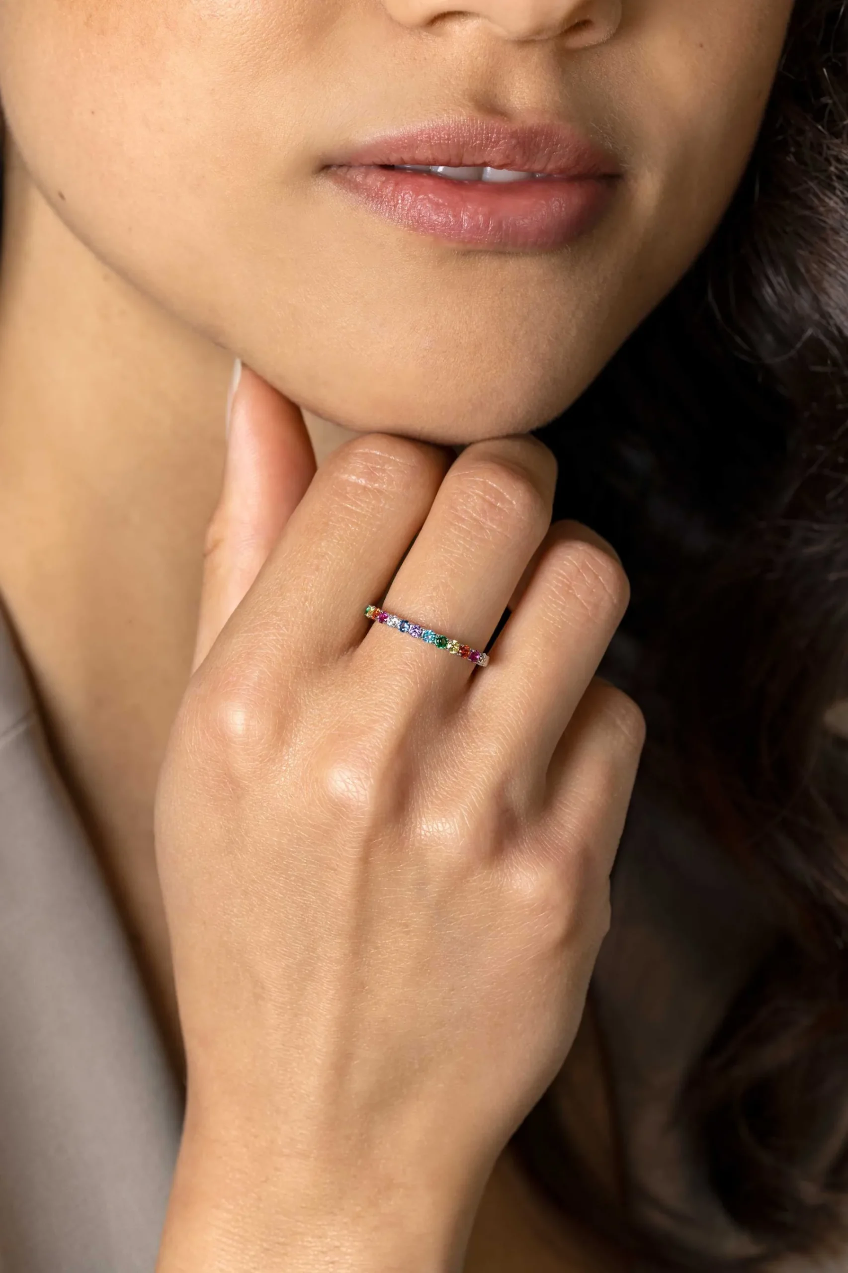 ZINZI zilveren aanschuifring 2mm breed met een symbolische regenboog aan kleurstenen ZIR2486