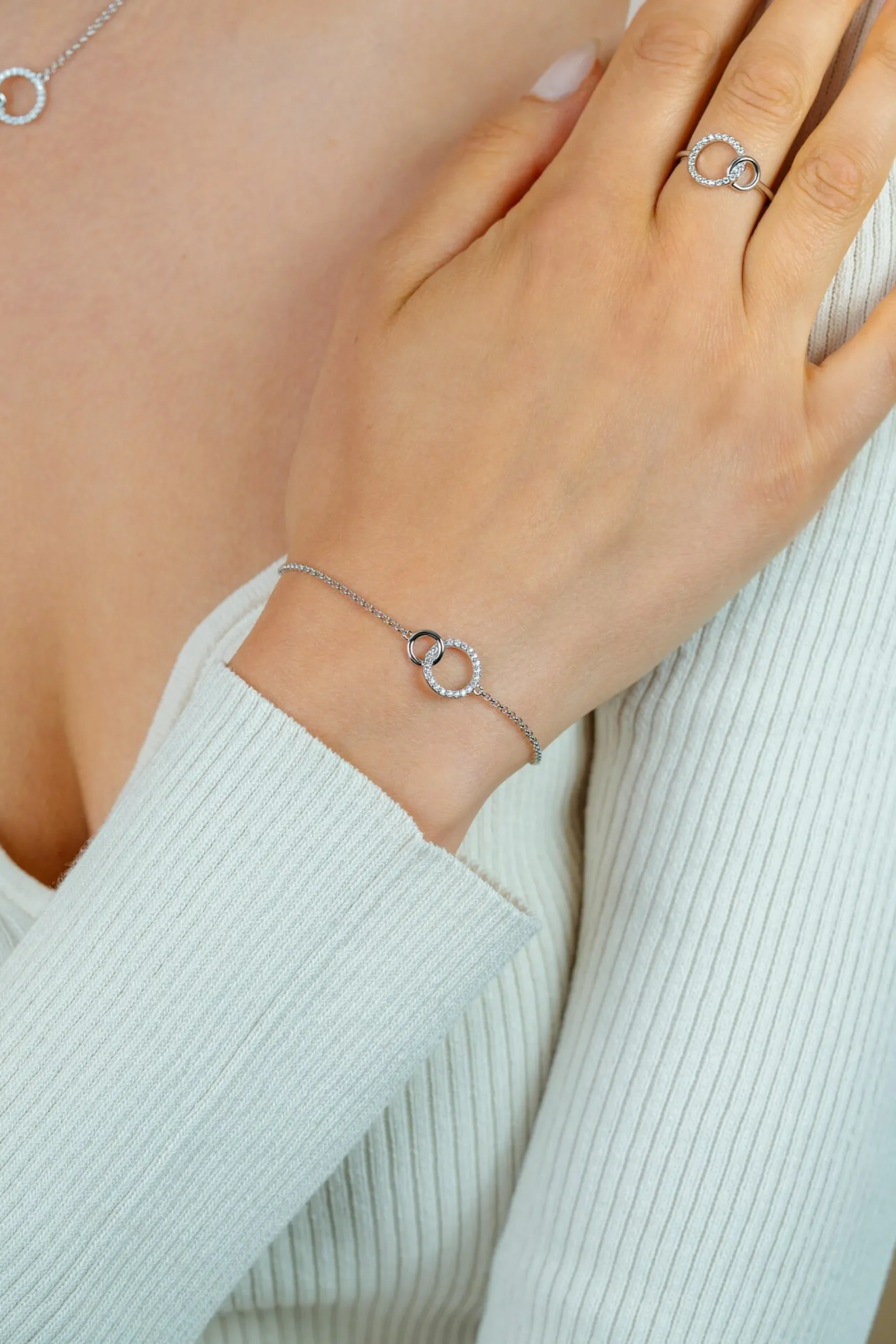 ZINZI zilveren armband 2 open rondjes verbonden wit ZIA1782