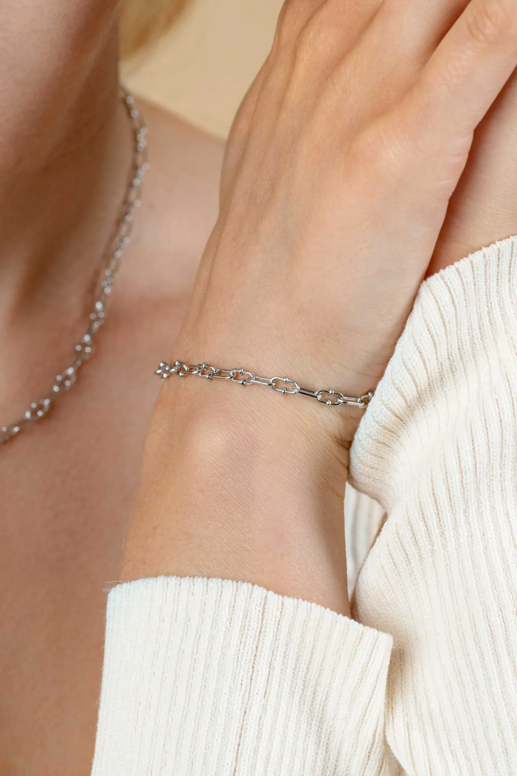 ZINZI zilveren armband met paperclip schakels 4mm, gedecoreerd met speelse bolletjes 17-20cm ZIA2586