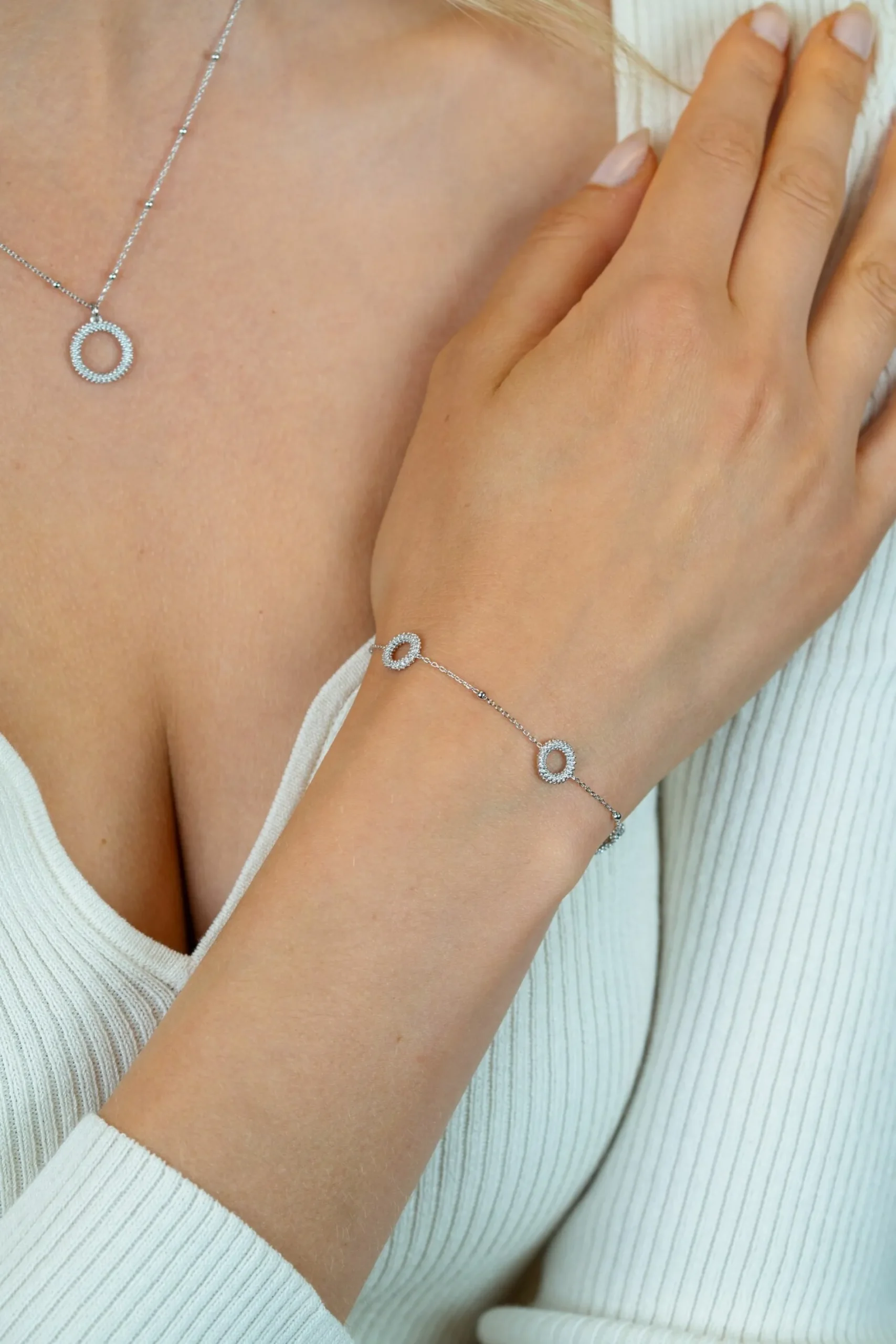ZINZI zilveren armband met drie open rondjes (8,5mm) voorzien van een bolstructuur 17-20cm ZIA2704