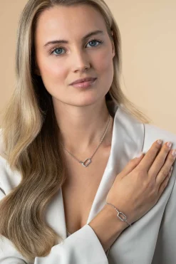 ZINZI zilveren armband met twee verbonden schakels: een rechthoekige bezet met witte zirconia's en een gladde ovale schakel 16,5-19,5cm ZIA2551
