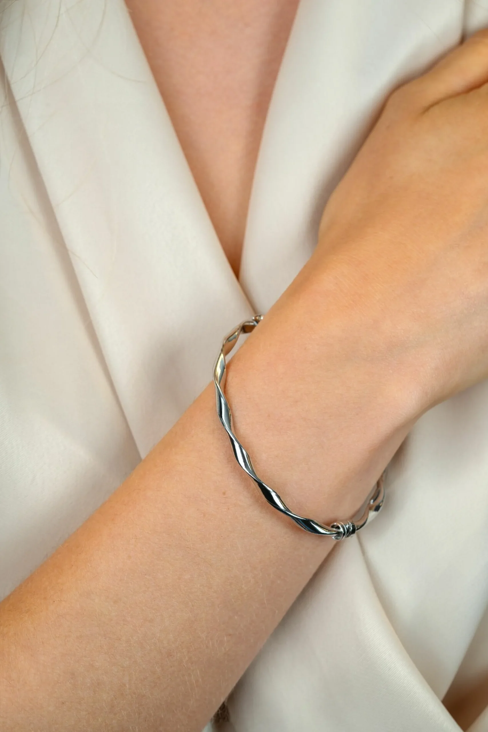 ZINZI zilveren bangle armband met gedraaide buis 4mm met luxe scharniersluiting ZIA2756