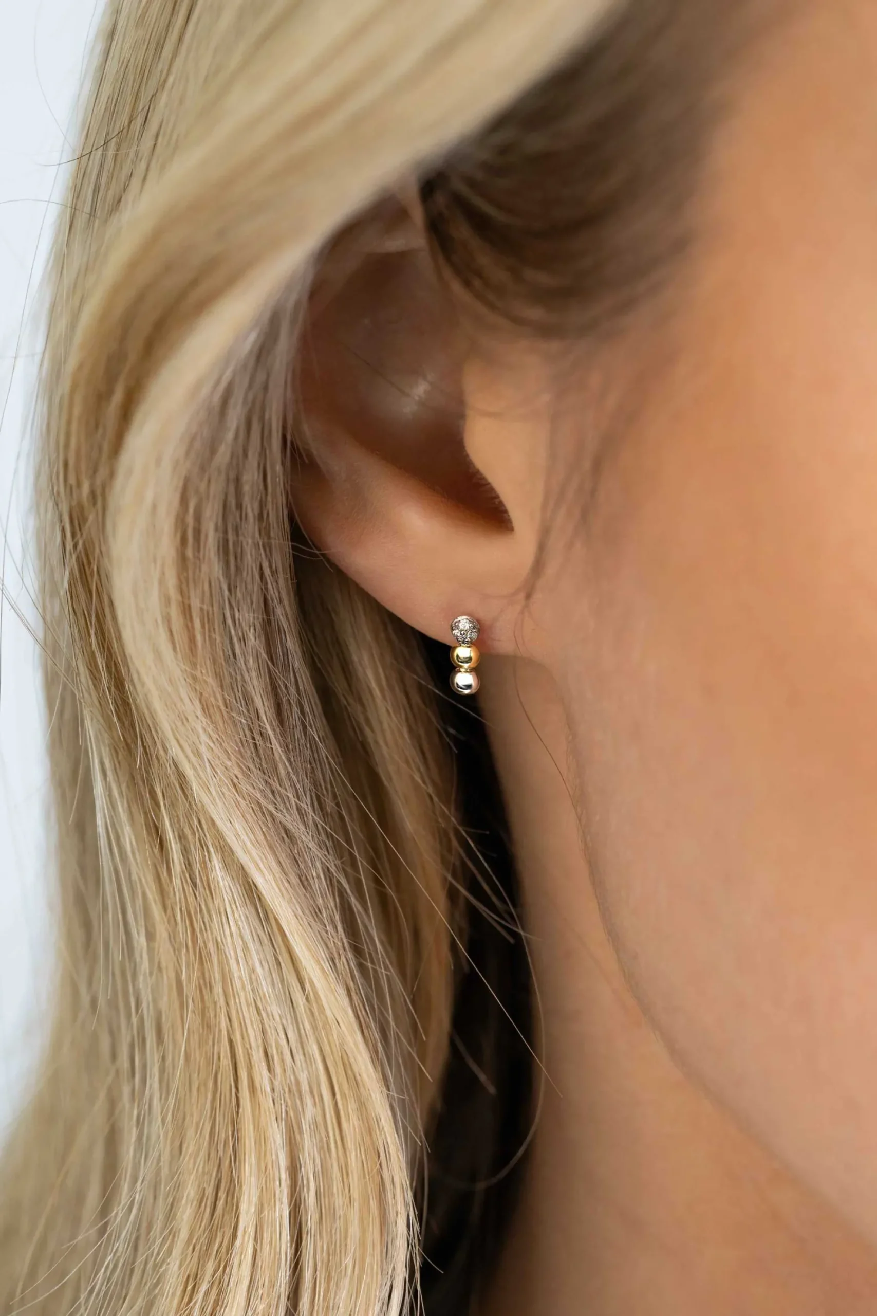 ZINZI zilveren bicolor oorstekers (8mm) met drie bolletjes onder elkaar ZIO2393