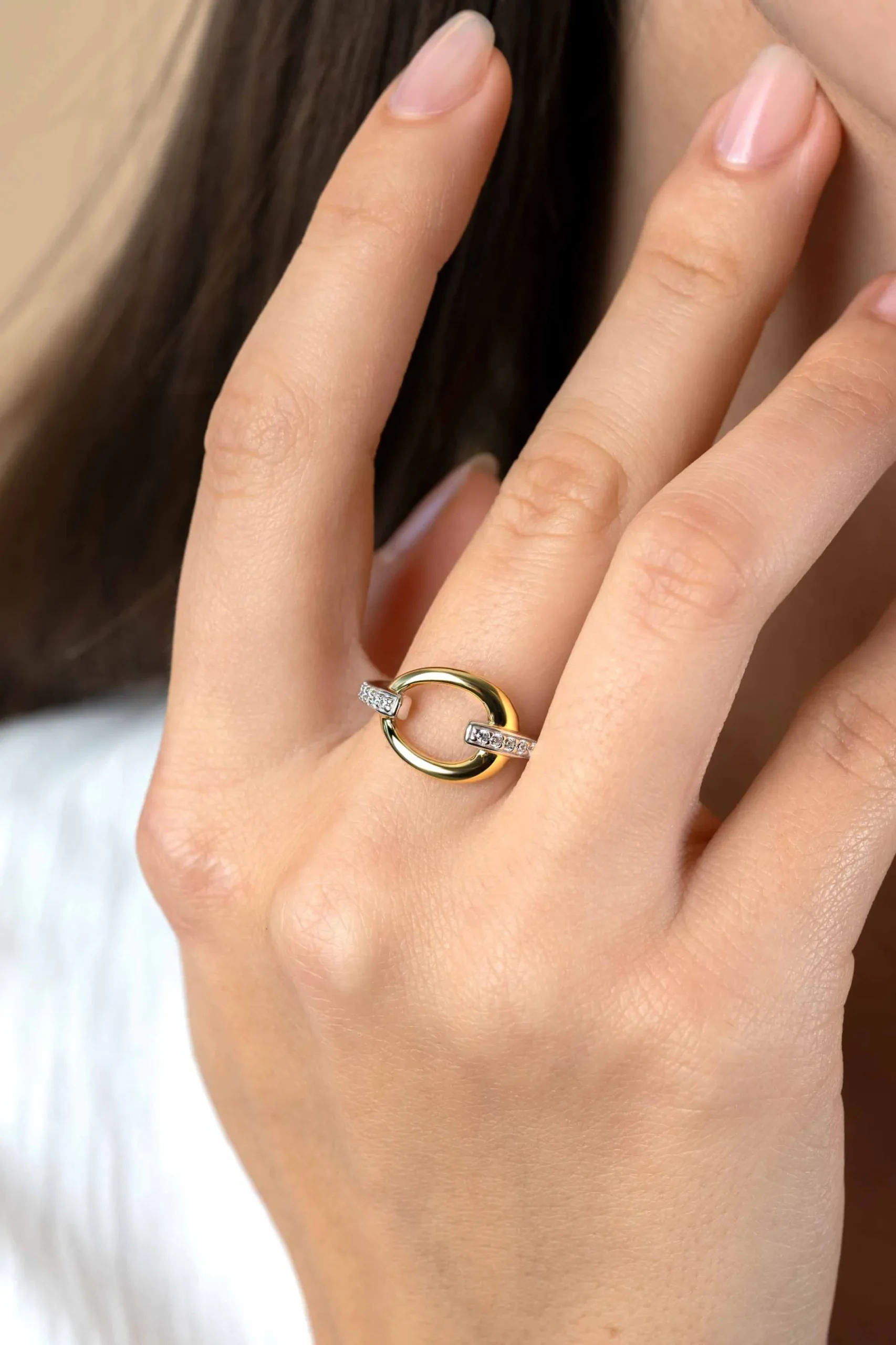ZINZI zilveren bicolor ring met gold plated open druppelvorm, witte zirconia's in scheen ZIR1709Y