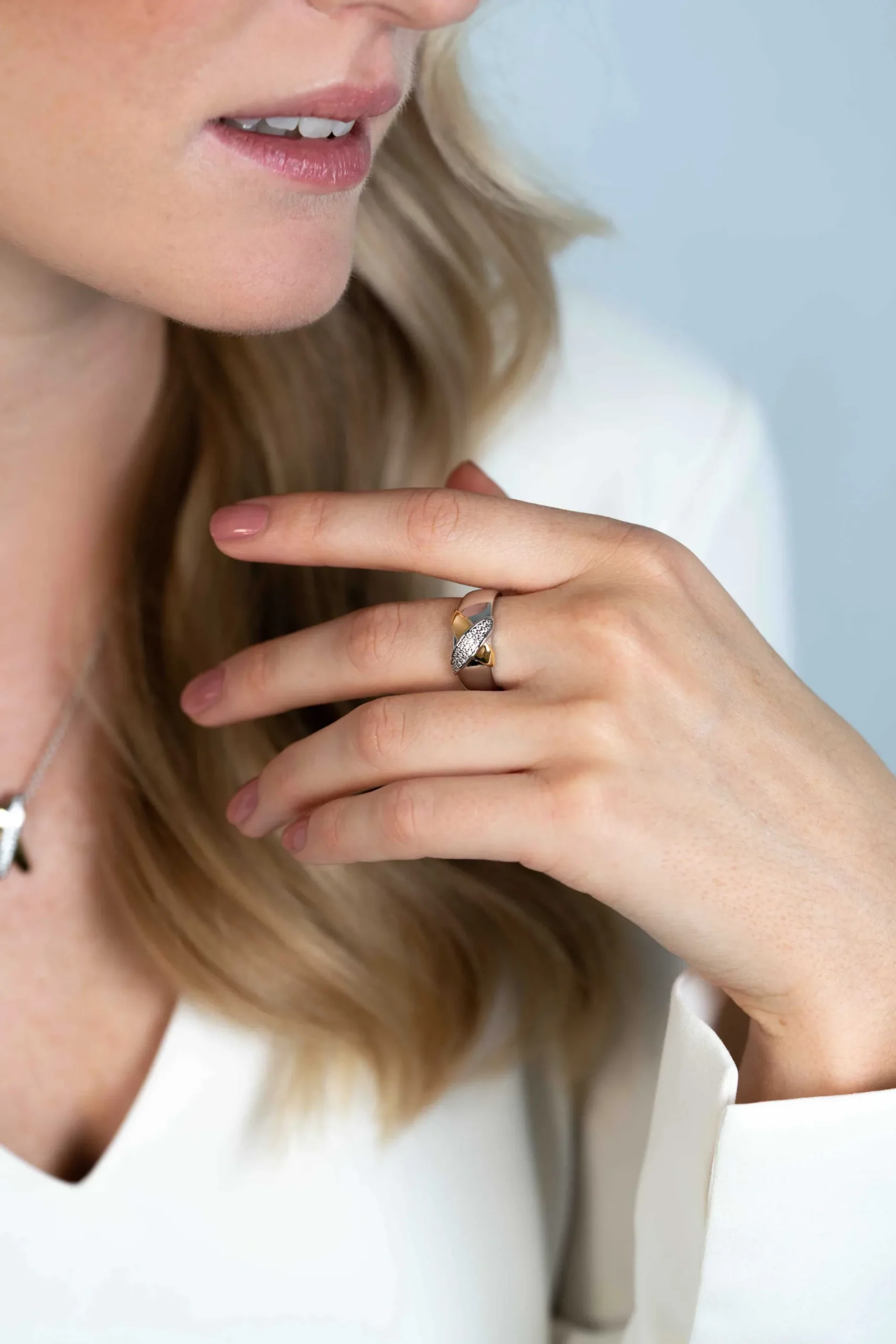ZINZI zilveren bicolor ring cross-over bezet met witte zirconia's ZIR2240