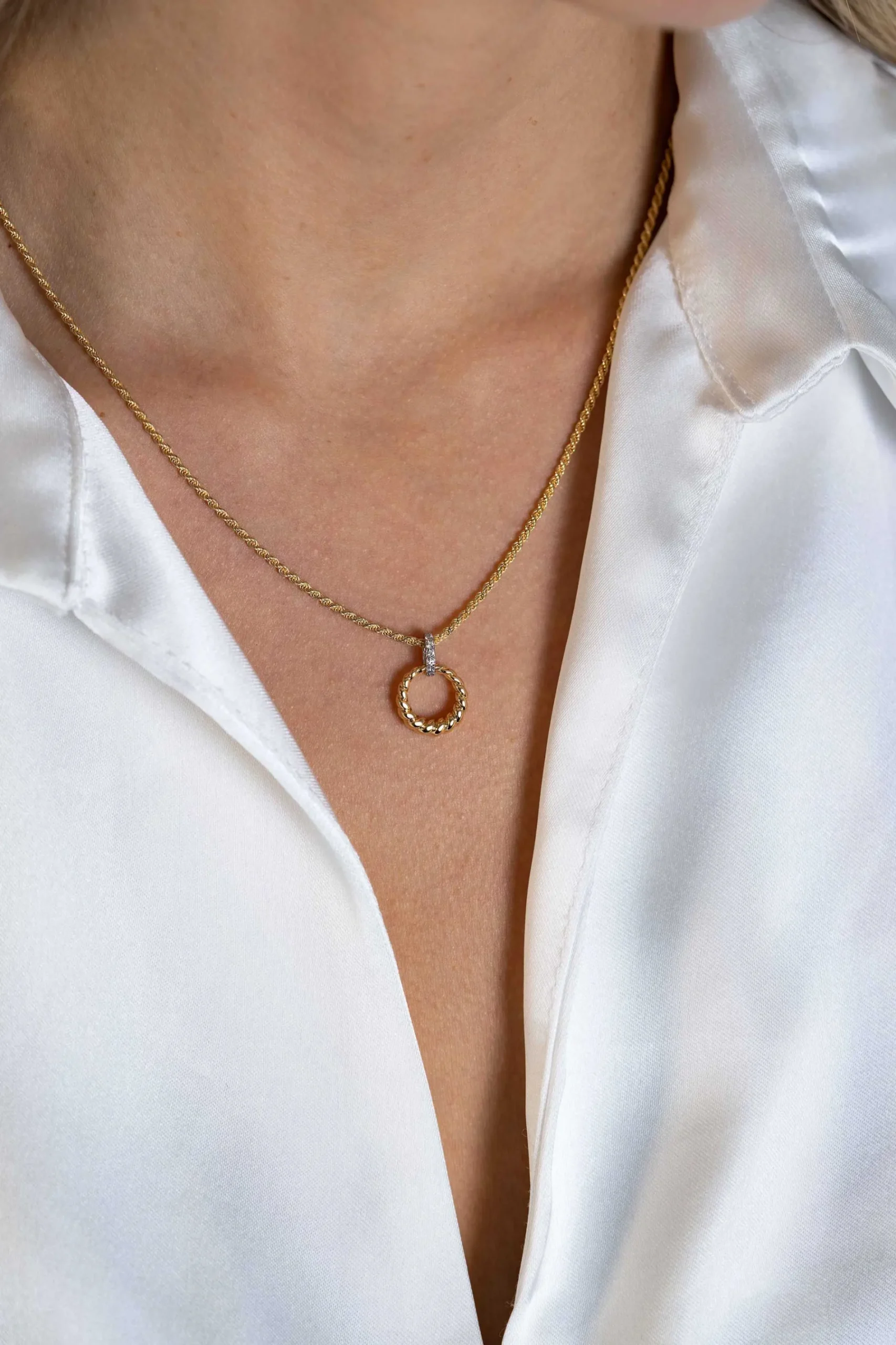 ZINZI zilveren bicolor ronde hanger 15mm gedraaid motief, hangoog bezet met witte zirconia's ZIH2403Y (zonder collier)