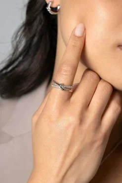 ZINZI zilveren cross-over ring met knoop en bezet met witte zirconia's ZIR2505