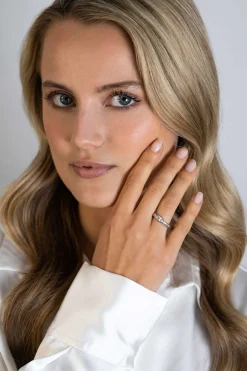 ZINZI zilveren elegante ring, met drie rechthoekige zirconia's en een scheen met gedraaide bewerking ZIR2396