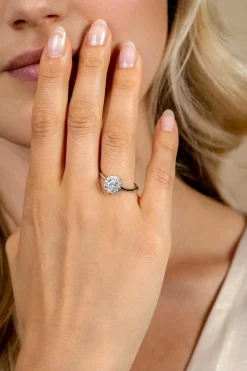 ZINZI zilveren entourage verlovingsring met een grote ovale witte zirkonia (11mm) en klein hartje aan de zijkant ZIR2699