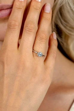 ZINZI zilveren entourage verlovingsring bezet met witte zirkonia's en klein hartje aan de zijkant ZIR2697