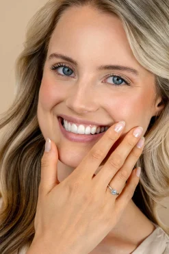 ZINZI zilveren entourage verlovingsring bezet met witte zirkonia's en klein hartje aan de zijkant ZIR2697