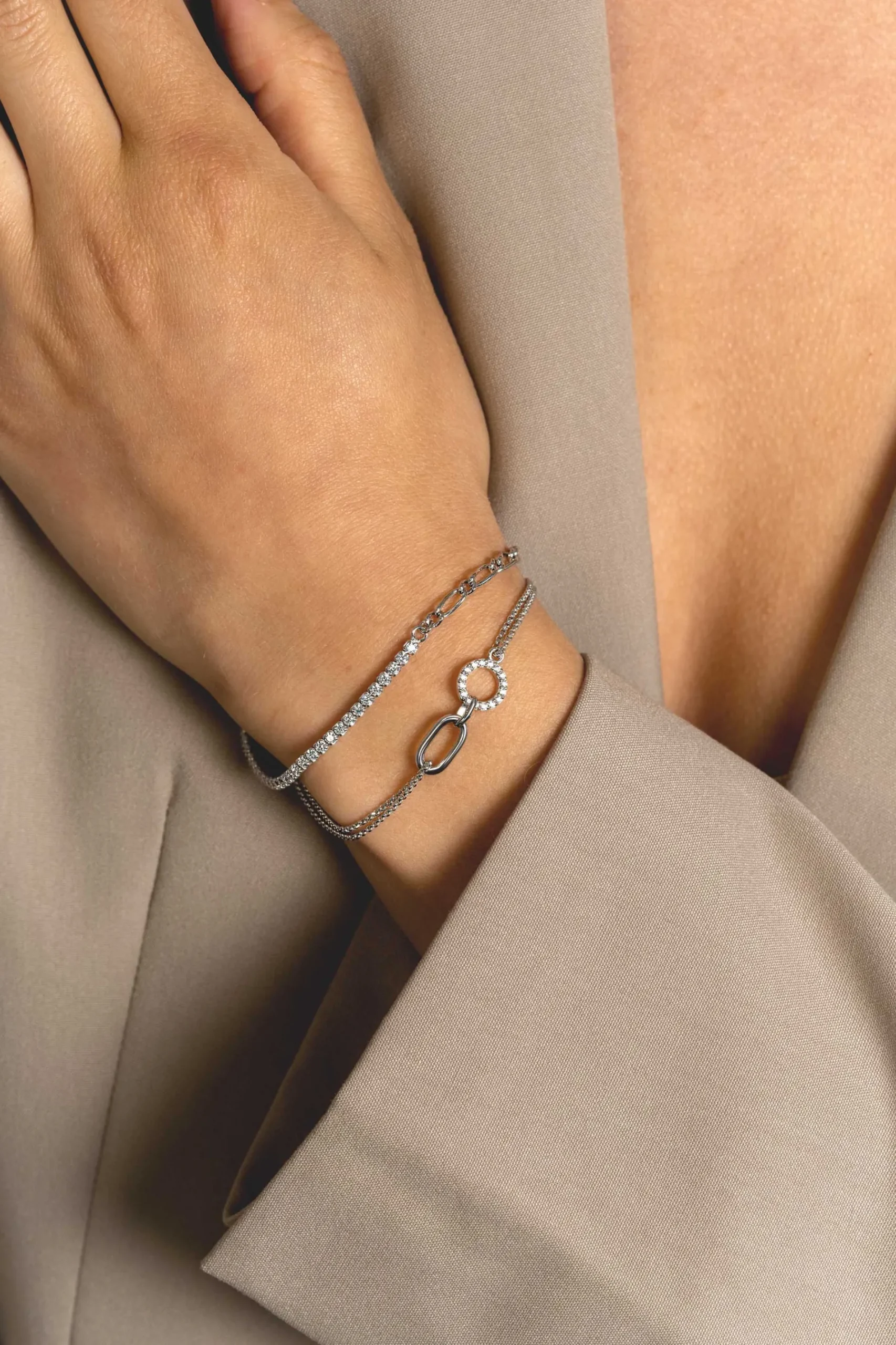 ZINZI zilveren fantasie schakel armband (2,3mm breed) waarbij de ene helft bezet is met witte zirconia's 17-20cm ZIA2460