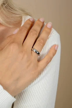 ZINZI zilveren gladde ring (5mm breed) speels bezet met vijf witte zirkonia's ZIR2655