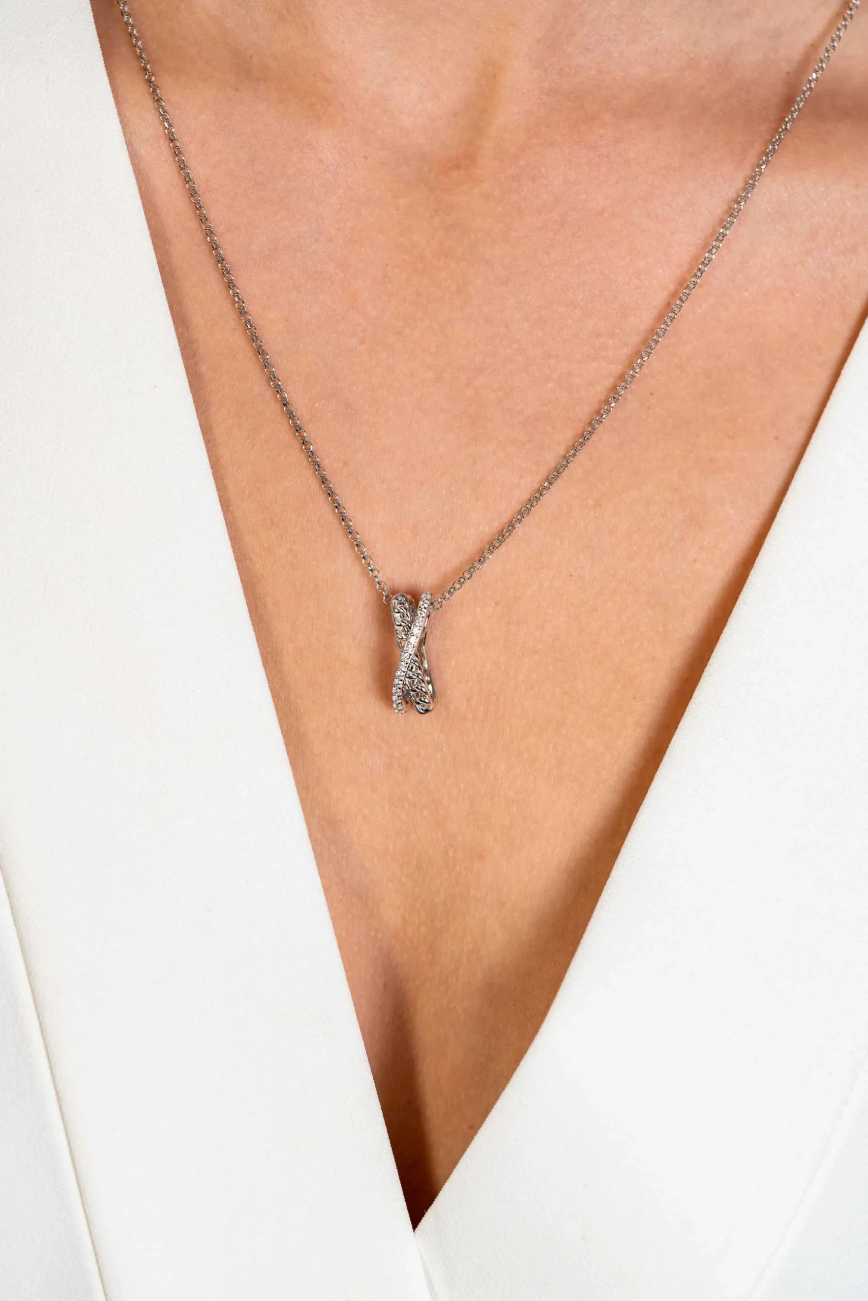 ZINZI zilveren hanger met cross-over design, bezet met witte zirconia's en gourmet schakels 20mm ZIH2326 (zonder collier)
