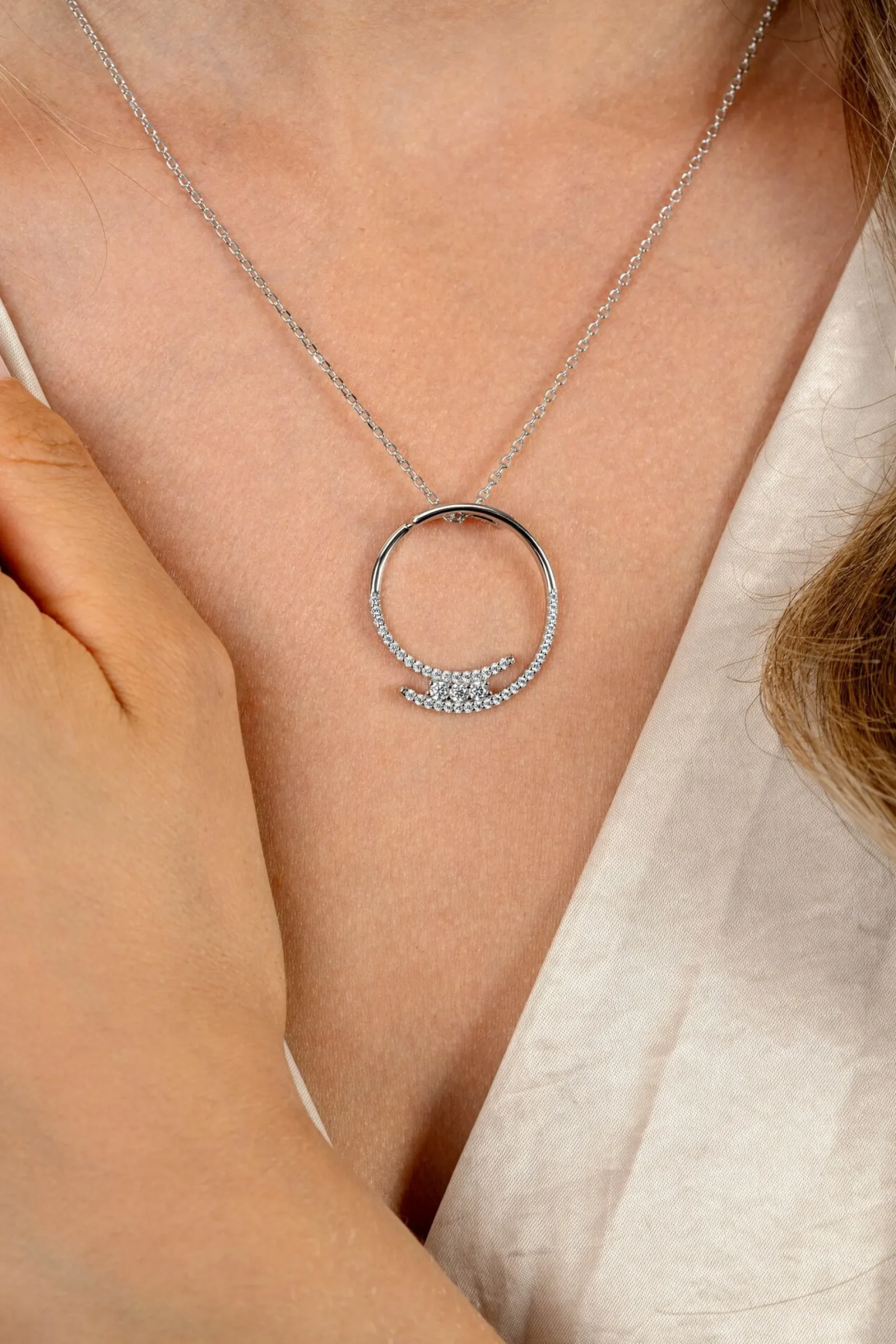 ZINZI zilveren ketting met grote open ronde hanger 25mm bezet met witte zirkonia's 45-50 cm ZIC2645