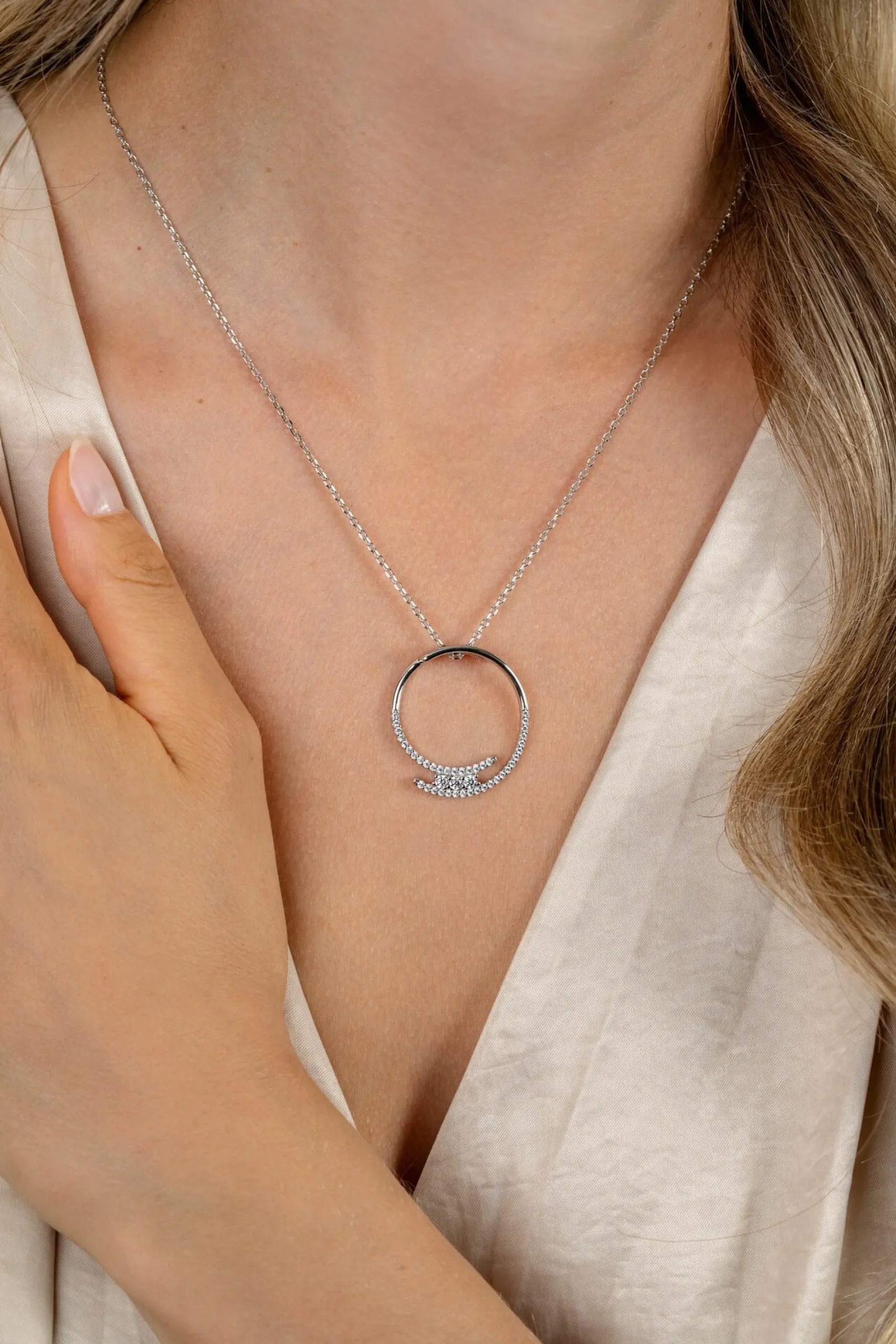 ZINZI zilveren ketting met grote open ronde hanger 25mm bezet met witte zirkonia's 45-50 cm ZIC2645