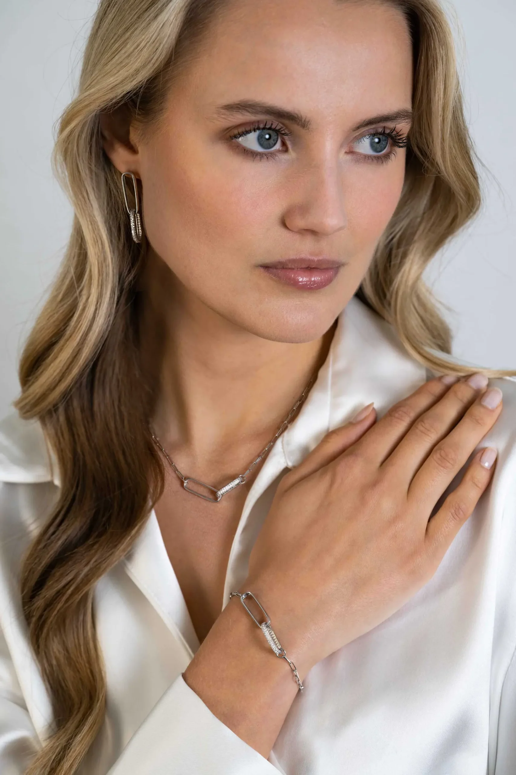 ZINZI zilveren lange oorsieraden 38mm met twee ovale schakels, bezet met witte zirconia's ZIO2371