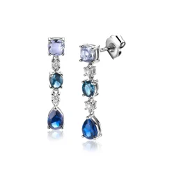 ZINZI zilveren lange oorsieraden 29mm met een prachtige combinatie van blauwe kleurstenen. In vierkant, ovaal en peervorm, afgewisseld met kleine witte zirconia's. ZIO2397
