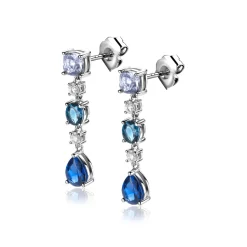 ZINZI zilveren lange oorsieraden 29mm met een prachtige combinatie van blauwe kleurstenen. In vierkant, ovaal en peervorm, afgewisseld met kleine witte zirconia's. ZIO2397